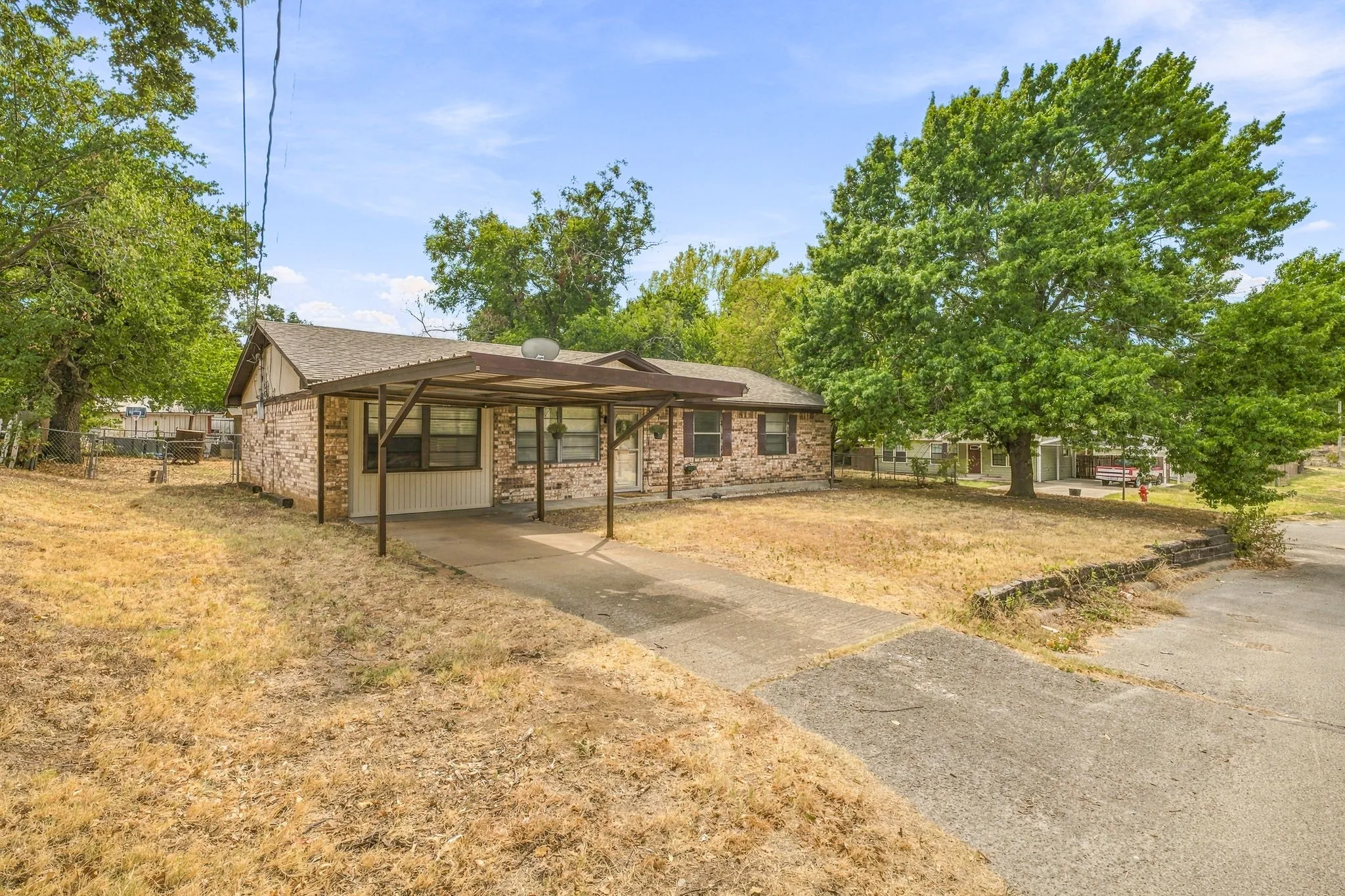 Single Family Residence For Sale in Parker County , 525 Vine Street, Weatherford, Texas 76086, 3 Bedroom, 2 Bathroom, Garage spaces, 1,370 Sqft, built in 1977, mls#21390247, Real Estate Agent in Weatherford, Homes For Sale in Parker county, Homes For Sale in Weatherford, Realtor in Weatherford Texas, Real Estate Brokerage Independent Realty Texas, Luminita Cordes Realtor