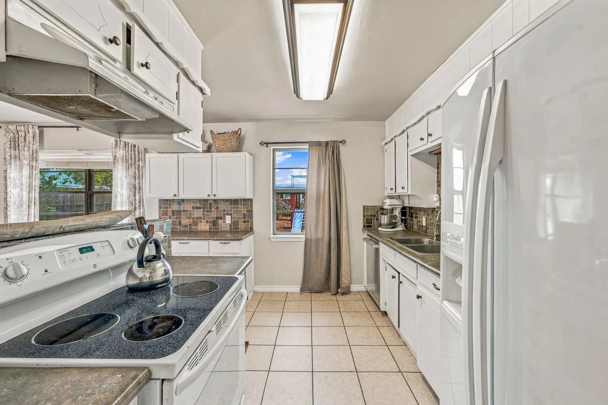 Single Family Residence For Sale in Parker County , 525 Vine Street, Weatherford, Texas 76086, 3 Bedroom, 2 Bathroom, Garage spaces, 1,370 Sqft, built in 1977, mls#21390247, Real Estate Agent in Weatherford, Homes For Sale in Parker county, Homes For Sale in Weatherford, Realtor in Weatherford Texas, Real Estate Brokerage Independent Realty Texas, Luminita Cordes Realtor