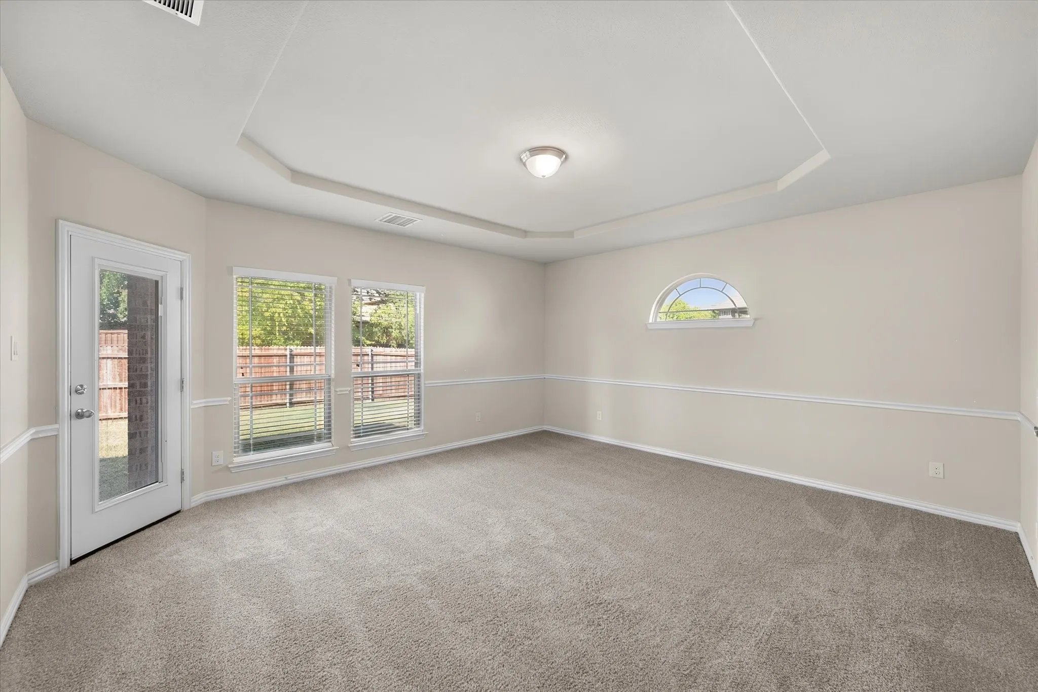 Tray ceiling with recessed lighting