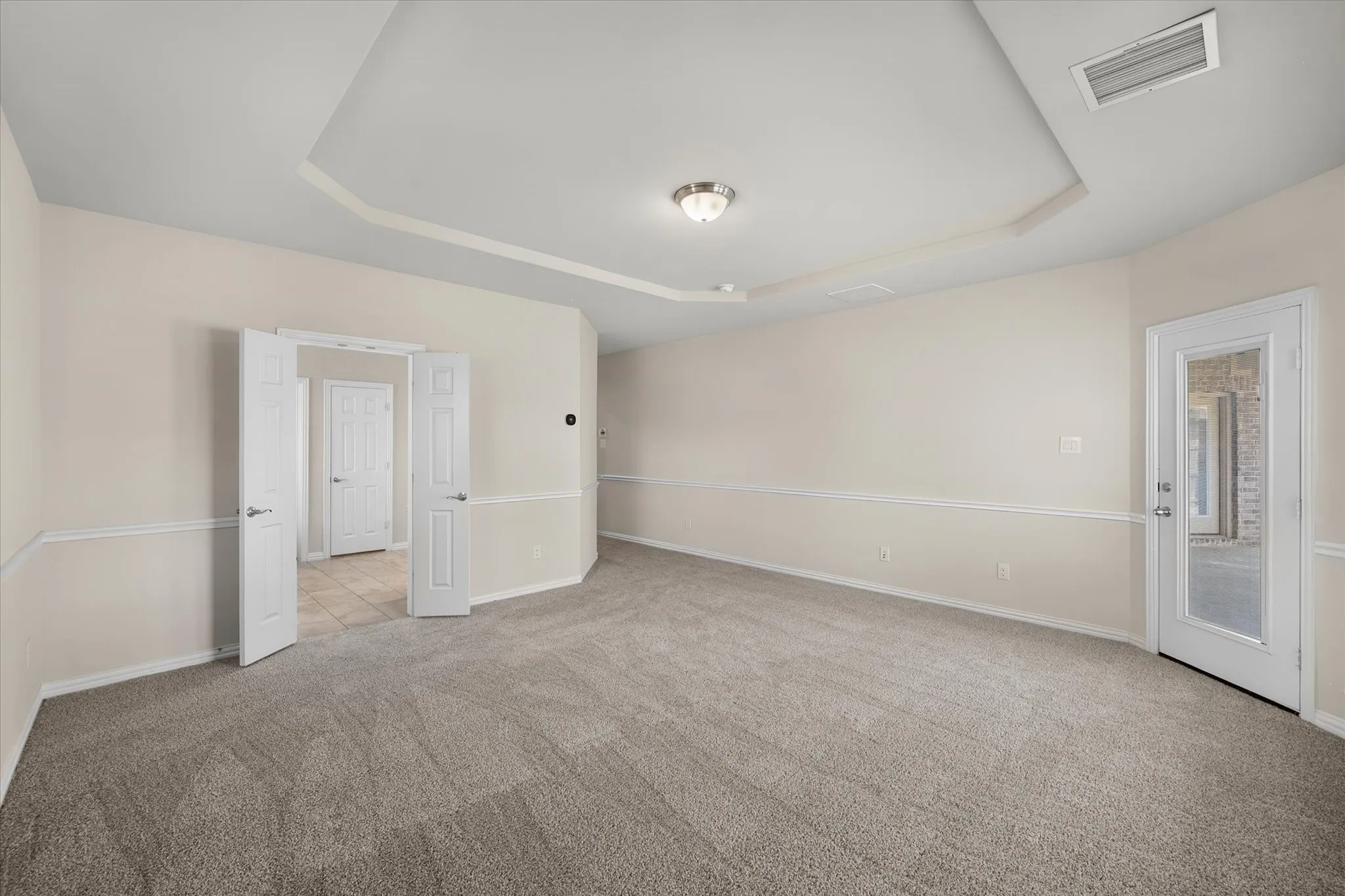 Tray ceiling with recessed lighting