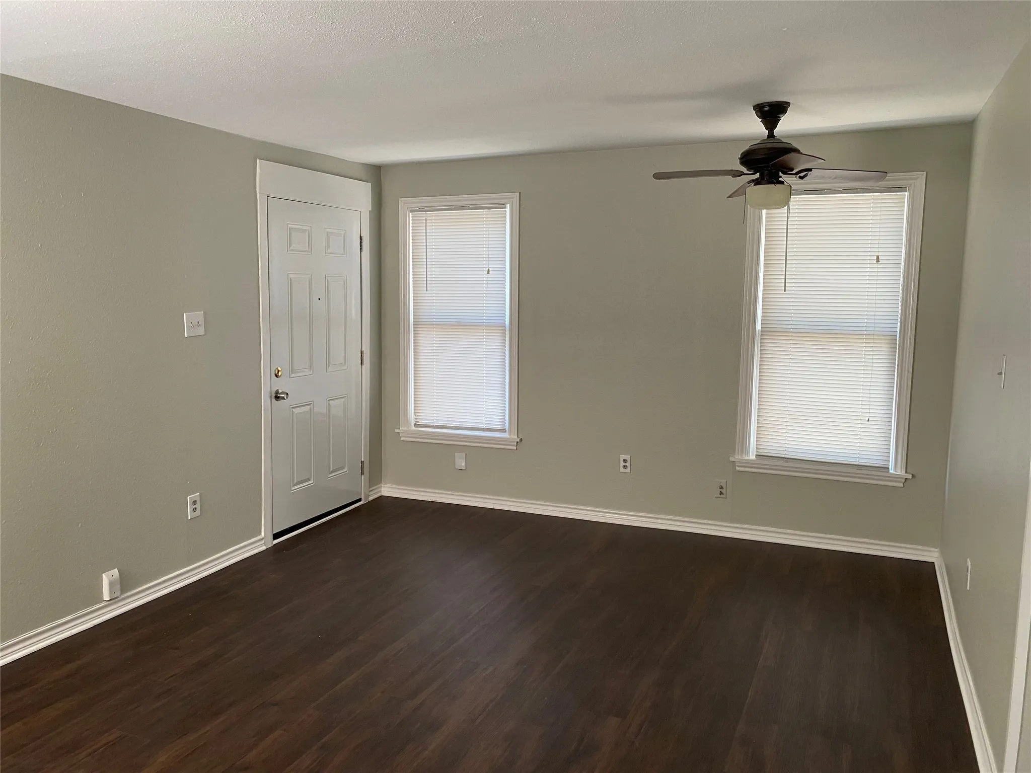 Apartment For Rent in Dallas County , 4936 Worth Street E, Dallas, Texas 75214, 1 Bedroom, 1 Bathroom, Garage spaces, 585 Sqft, built in 1909, mls#21374015, Real Estate Agent in Dallas, Homes For Rent in Dallas county, Homes For Rent in Dallas, Realtor in Dallas Texas, Real Estate Brokerage Independent Realty Texas, Luminita Cordes Realtor