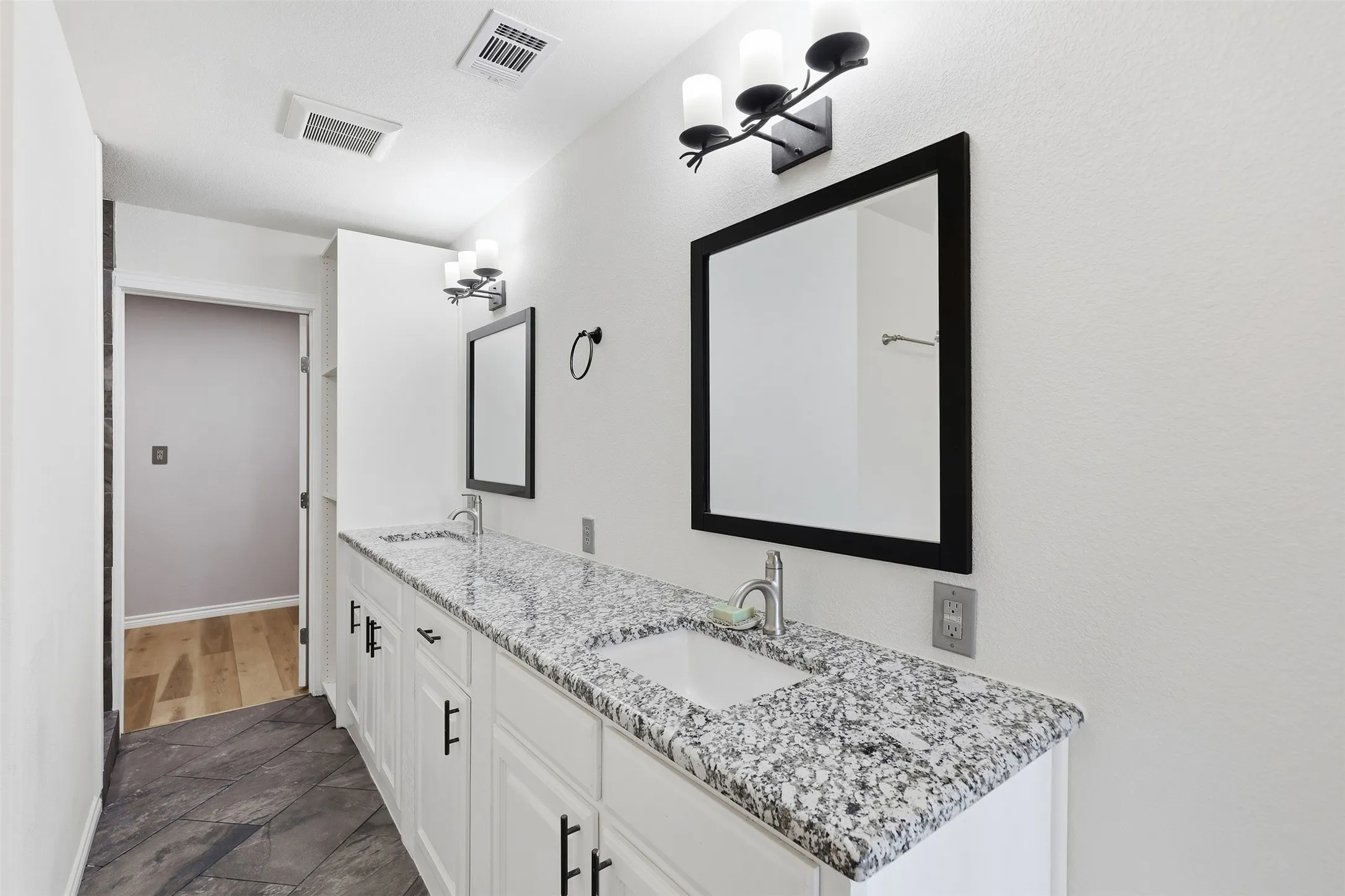 Single Family Residence For Sale in Parker County , 3933 Sarra Lane, Springtown, Texas 76082, 1 Bedroom, 2 Bathroom, 2 Garage spaces, 2,880 Sqft, built in 2021, mls#21388242, Real Estate Agent in Springtown, Homes For Sale in Parker county, Homes For Sale in Springtown, Realtor in Springtown Texas, Real Estate Brokerage Independent Realty Texas, Luminita Cordes Realtor