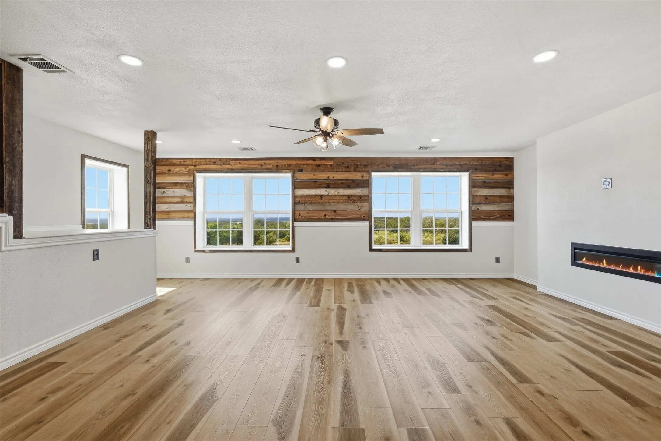 Single Family Residence For Sale in Parker County , 3933 Sarra Lane, Springtown, Texas 76082, 1 Bedroom, 2 Bathroom, 2 Garage spaces, 2,880 Sqft, built in 2021, mls#21388242, Real Estate Agent in Springtown, Homes For Sale in Parker county, Homes For Sale in Springtown, Realtor in Springtown Texas, Real Estate Brokerage Independent Realty Texas, Luminita Cordes Realtor
