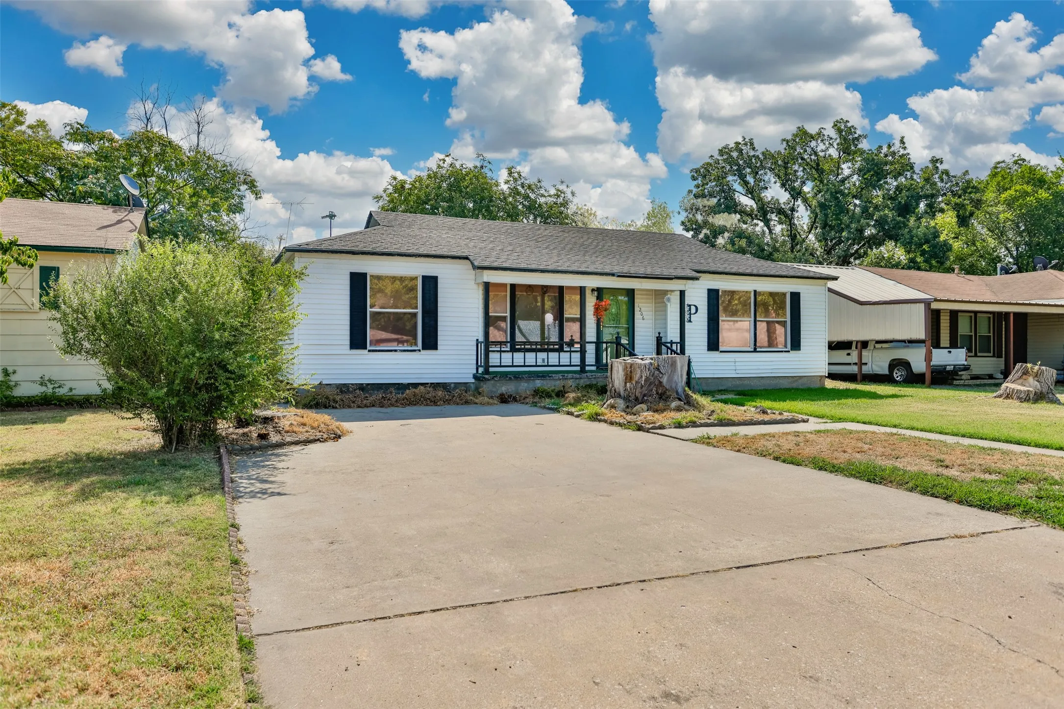 Single Family Residence For Sale in Cooke County , 1206 N Morris Street, Gainesville, Texas 76240, 2 Bedroom, 1 Bathroom, Garage spaces, 1,048 Sqft, built in 1950, mls#21388801, Real Estate Agent in Gainesville, Homes For Sale in Cooke county, Homes For Sale in Gainesville, Realtor in Gainesville Texas, Real Estate Brokerage Independent Realty Texas, Luminita Cordes Realtor
