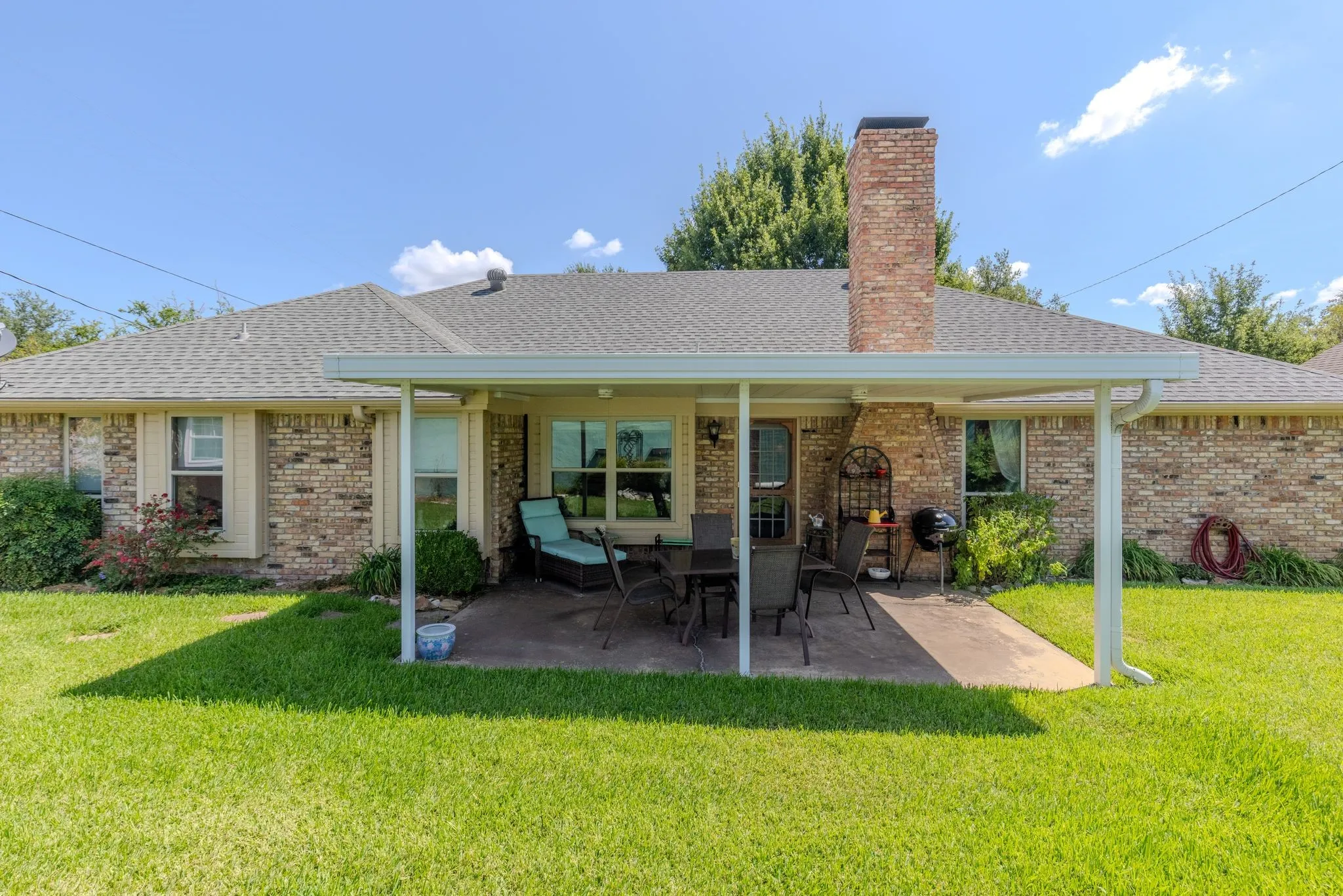 Single Family Residence For Sale in Hopkins County , 1200 April Drive, Sulphur Springs, Texas 75482, 3 Bedroom, 2 Bathroom, 2 Garage spaces, 1,732 Sqft, built in 1989, mls#21385775, Real Estate Agent in Sulphur Springs, Homes For Sale in Hopkins county, Homes For Sale in Sulphur Springs, Realtor in Sulphur Springs Texas, Real Estate Brokerage Independent Realty Texas, Luminita Cordes Realtor