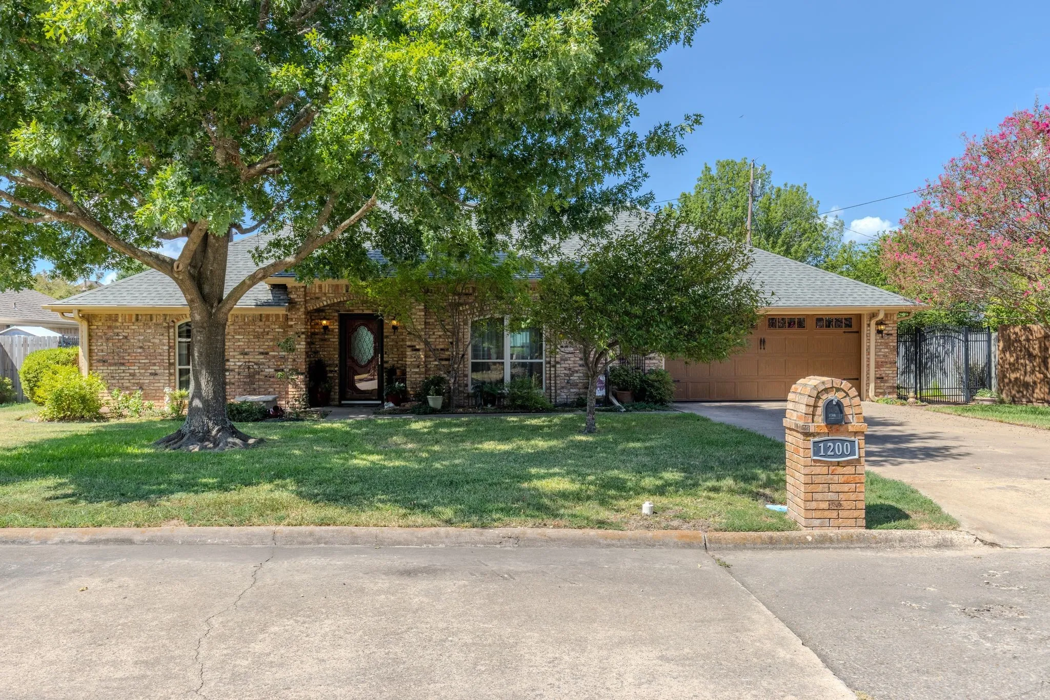 Single Family Residence For Sale in Hopkins County , 1200 April Drive, Sulphur Springs, Texas 75482, 3 Bedroom, 2 Bathroom, 2 Garage spaces, 1,732 Sqft, built in 1989, mls#21385775, Real Estate Agent in Sulphur Springs, Homes For Sale in Hopkins county, Homes For Sale in Sulphur Springs, Realtor in Sulphur Springs Texas, Real Estate Brokerage Independent Realty Texas, Luminita Cordes Realtor