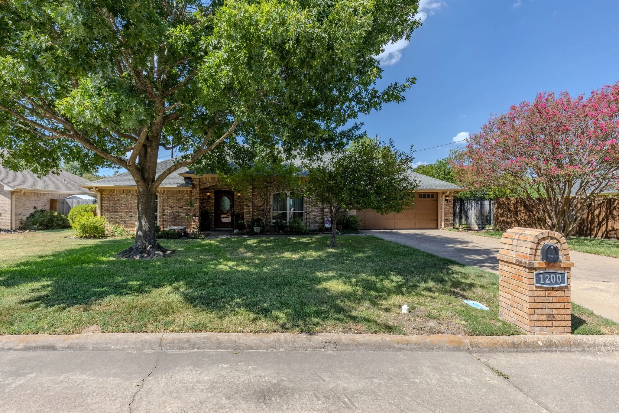 Single Family Residence For Sale in Hopkins County , 1200 April Drive, Sulphur Springs, Texas 75482, 3 Bedroom, 2 Bathroom, 2 Garage spaces, 1,732 Sqft, built in 1989, mls#21385775, Real Estate Agent in Sulphur Springs, Homes For Sale in Hopkins county, Homes For Sale in Sulphur Springs, Realtor in Sulphur Springs Texas, Real Estate Brokerage Independent Realty Texas, Luminita Cordes Realtor
