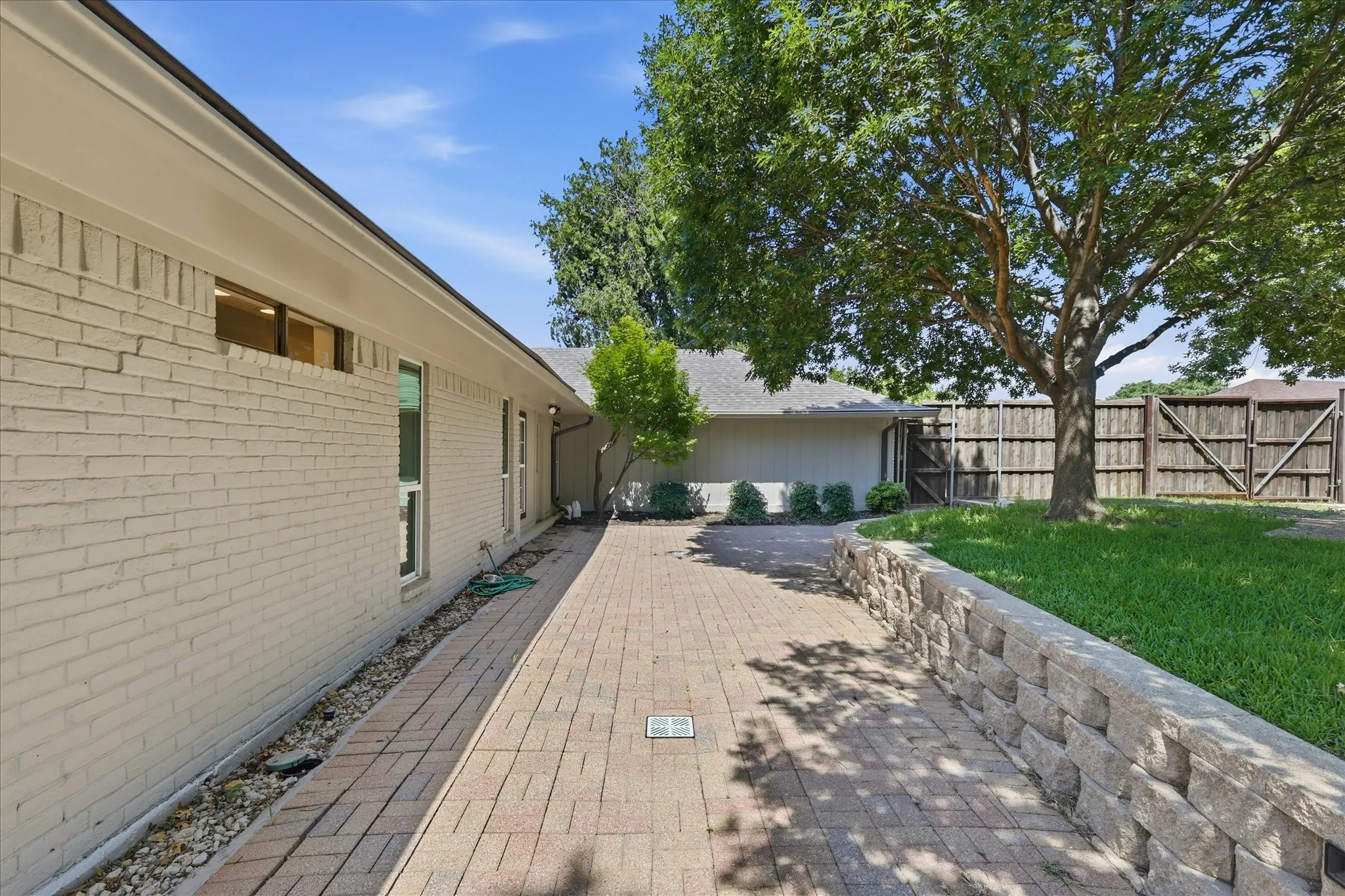 Single Family Residence For Rent in Dallas County , 2625 Ramblewood Drive, Carrollton, Texas 75006, 4 Bedroom, 3 Bathroom, 2 Garage spaces, 2,871 Sqft, built in 1980, mls#21390687, Real Estate Agent in Carrollton, Homes For Rent in Dallas county, Homes For Rent in Carrollton, Realtor in Carrollton Texas, Real Estate Brokerage Independent Realty Texas, Luminita Cordes Realtor