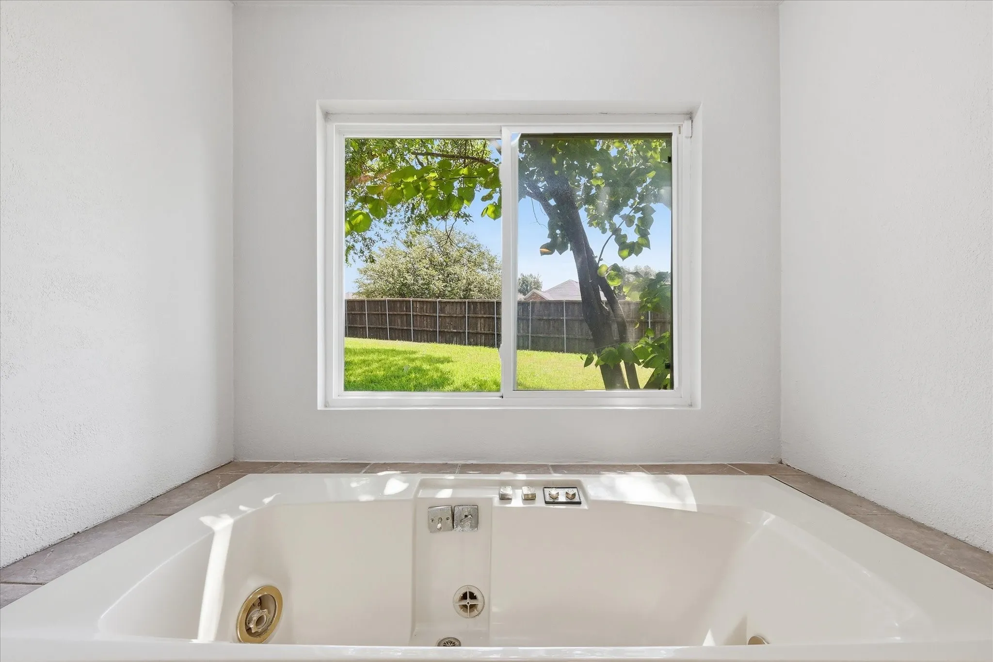Single Family Residence For Rent in Dallas County , 2625 Ramblewood Drive, Carrollton, Texas 75006, 4 Bedroom, 3 Bathroom, 2 Garage spaces, 2,871 Sqft, built in 1980, mls#21390687, Real Estate Agent in Carrollton, Homes For Rent in Dallas county, Homes For Rent in Carrollton, Realtor in Carrollton Texas, Real Estate Brokerage Independent Realty Texas, Luminita Cordes Realtor