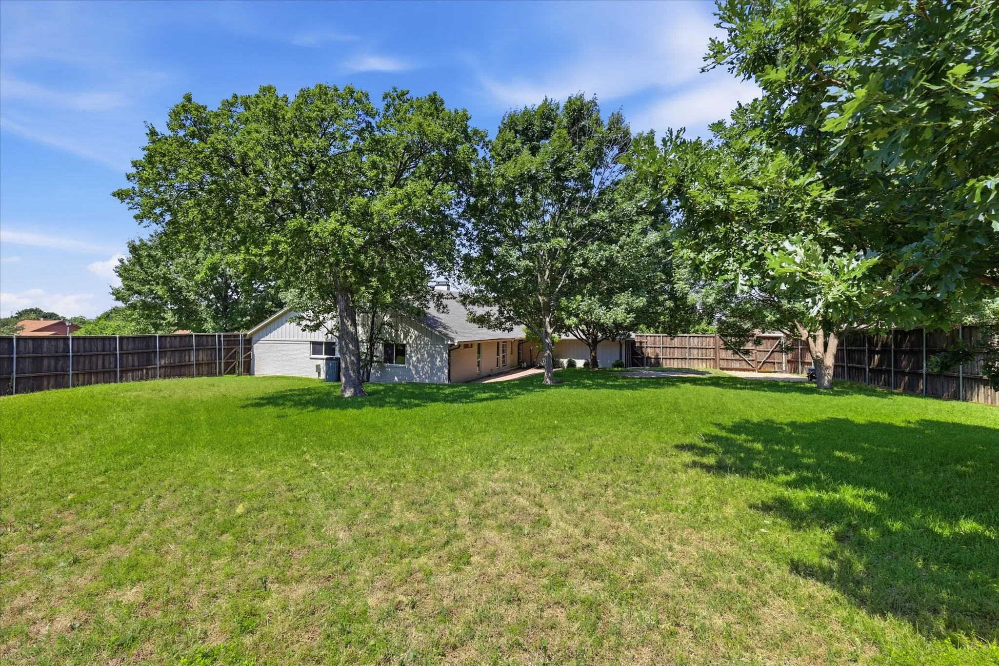 Single Family Residence For Rent in Dallas County , 2625 Ramblewood Drive, Carrollton, Texas 75006, 4 Bedroom, 3 Bathroom, 2 Garage spaces, 2,871 Sqft, built in 1980, mls#21390687, Real Estate Agent in Carrollton, Homes For Rent in Dallas county, Homes For Rent in Carrollton, Realtor in Carrollton Texas, Real Estate Brokerage Independent Realty Texas, Luminita Cordes Realtor