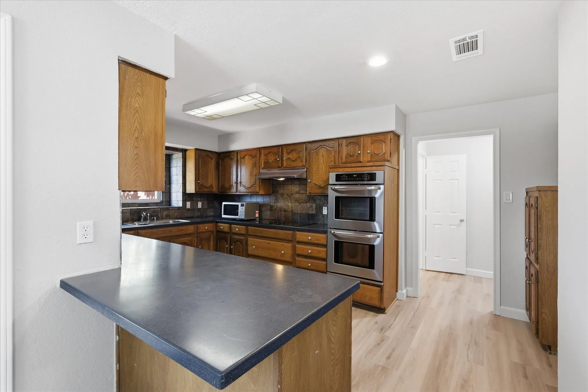 Single Family Residence For Rent in Dallas County , 2625 Ramblewood Drive, Carrollton, Texas 75006, 4 Bedroom, 3 Bathroom, 2 Garage spaces, 2,871 Sqft, built in 1980, mls#21390687, Real Estate Agent in Carrollton, Homes For Rent in Dallas county, Homes For Rent in Carrollton, Realtor in Carrollton Texas, Real Estate Brokerage Independent Realty Texas, Luminita Cordes Realtor