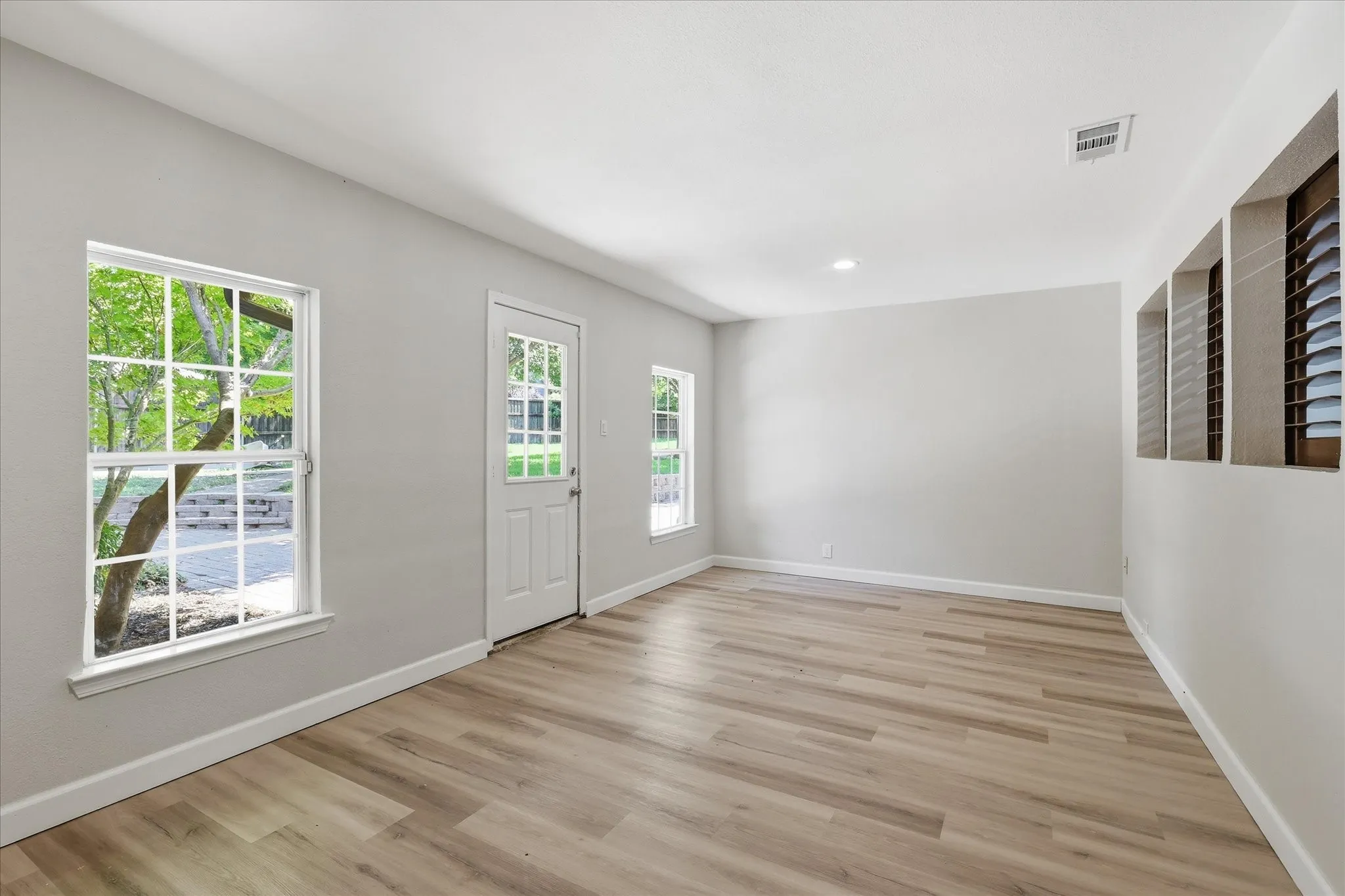 Single Family Residence For Rent in Dallas County , 2625 Ramblewood Drive, Carrollton, Texas 75006, 4 Bedroom, 3 Bathroom, 2 Garage spaces, 2,871 Sqft, built in 1980, mls#21390687, Real Estate Agent in Carrollton, Homes For Rent in Dallas county, Homes For Rent in Carrollton, Realtor in Carrollton Texas, Real Estate Brokerage Independent Realty Texas, Luminita Cordes Realtor