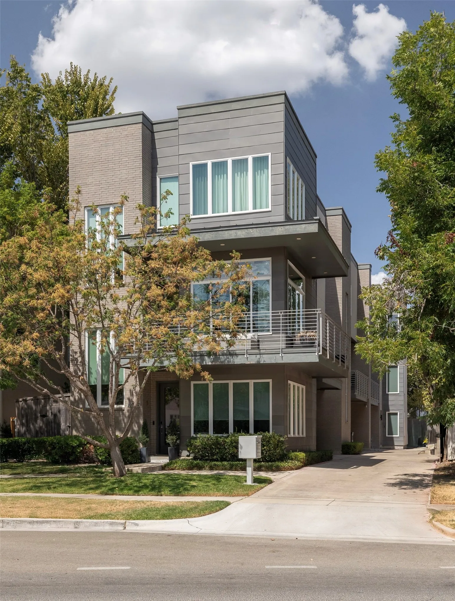 Condominium For Sale in Dallas County , 4015 Wycliff Avenue 2, Dallas, Texas 75219, 2 Bedroom, 3 Bathroom, 2 Garage spaces, 2,042 Sqft, built in 2015, mls#21390950, Real Estate Agent in Dallas, Homes For Sale in Dallas county, Homes For Sale in Dallas, Realtor in Dallas Texas, Real Estate Brokerage Independent Realty Texas, Luminita Cordes Realtor
