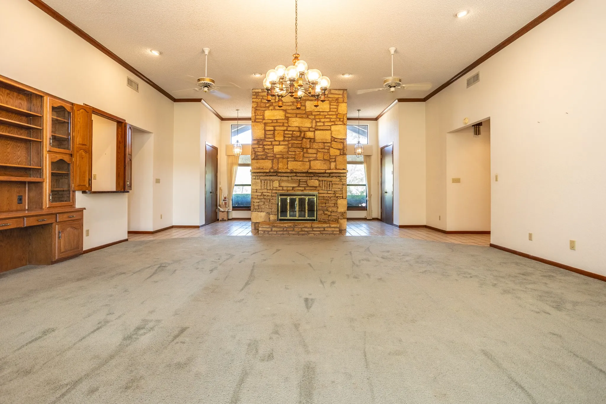 Living area looking toward front.  Built-ins and wet bar. 4 ceiling fans