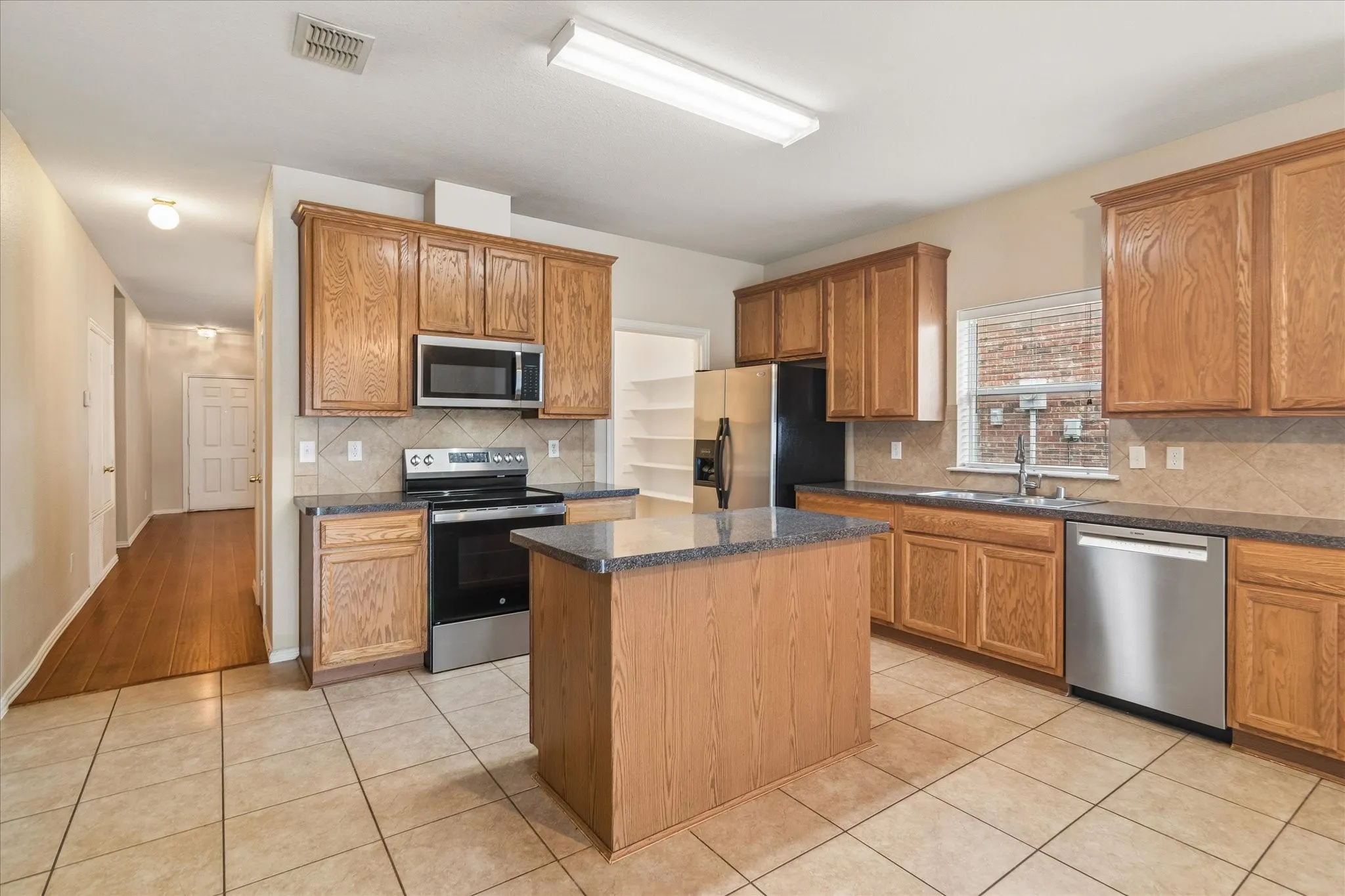 Single Family Residence For Rent in Collin County , 11637 Snyder Drive, Frisco, Texas 75035, 4 Bedroom, 3 Bathroom, 2 Garage spaces, 2,607 Sqft, built in 2004, mls#21390417, Real Estate Agent in Frisco, Homes For Rent in Collin county, Homes For Rent in Frisco, Realtor in Frisco Texas, Real Estate Brokerage Independent Realty Texas, Luminita Cordes Realtor