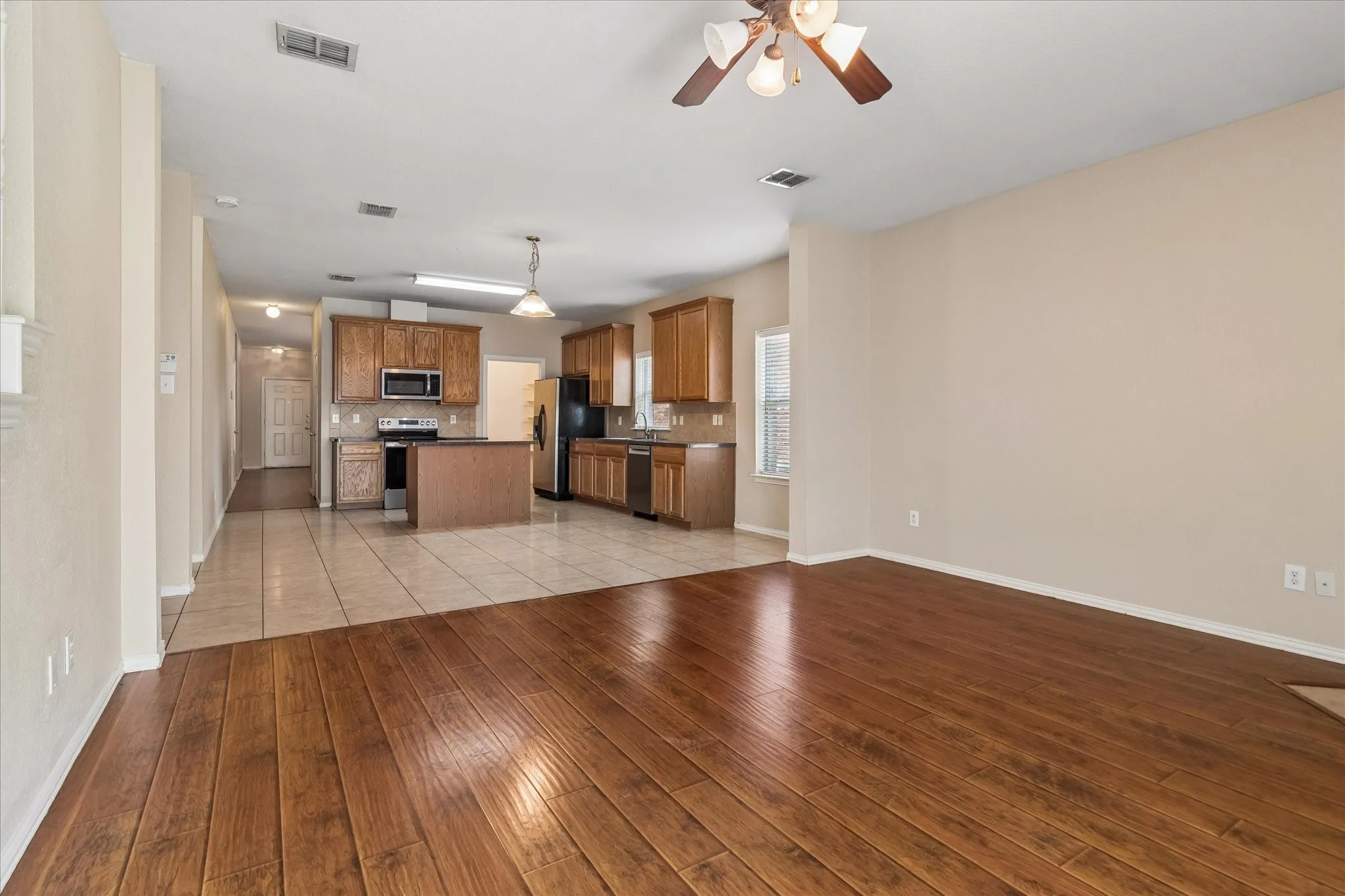 Single Family Residence For Rent in Collin County , 11637 Snyder Drive, Frisco, Texas 75035, 4 Bedroom, 3 Bathroom, 2 Garage spaces, 2,607 Sqft, built in 2004, mls#21390417, Real Estate Agent in Frisco, Homes For Rent in Collin county, Homes For Rent in Frisco, Realtor in Frisco Texas, Real Estate Brokerage Independent Realty Texas, Luminita Cordes Realtor