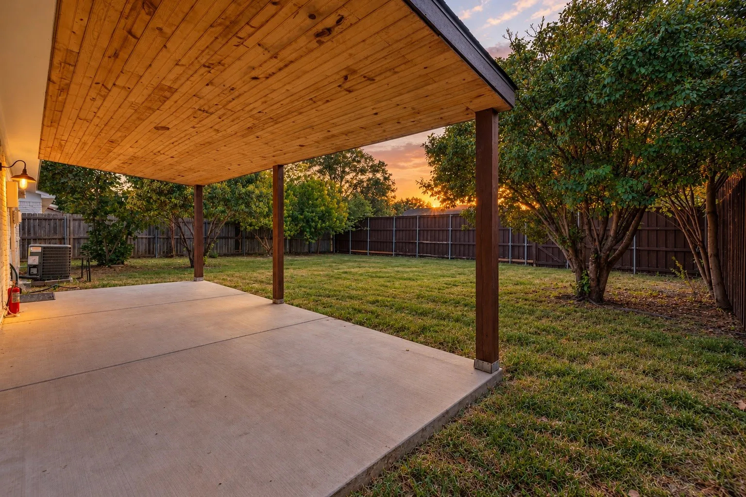 Single Family Residence For Sale in Denton County , 5208 Knox Drive, The Colony, Texas 75056, 3 Bedroom, 2 Bathroom, 2 Garage spaces, 1,488 Sqft, built in 1974, mls#21390835, Real Estate Agent in The Colony, Homes For Sale in Denton county, Homes For Sale in The Colony, Realtor in The Colony Texas, Real Estate Brokerage Independent Realty Texas, Luminita Cordes Realtor