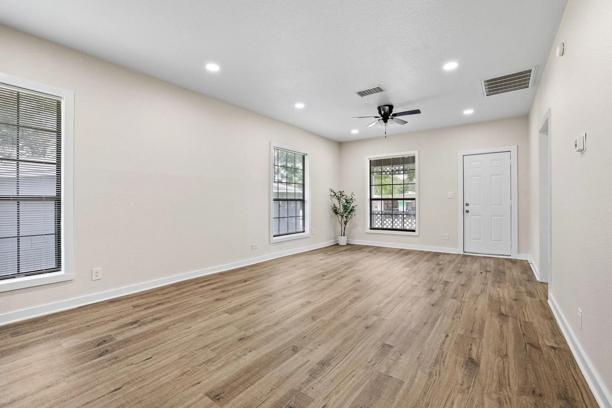 Single Family Residence For Rent in Grayson County , 1320 W Morton Street, Denison, Texas 75020, 3 Bedroom, 2 Bathroom, 4 Garage spaces, 1,160 Sqft, built in 1928, mls#21389587, Real Estate Agent in Denison, Homes For Rent in Grayson county, Homes For Rent in Denison, Realtor in Denison Texas, Real Estate Brokerage Independent Realty Texas, Luminita Cordes Realtor