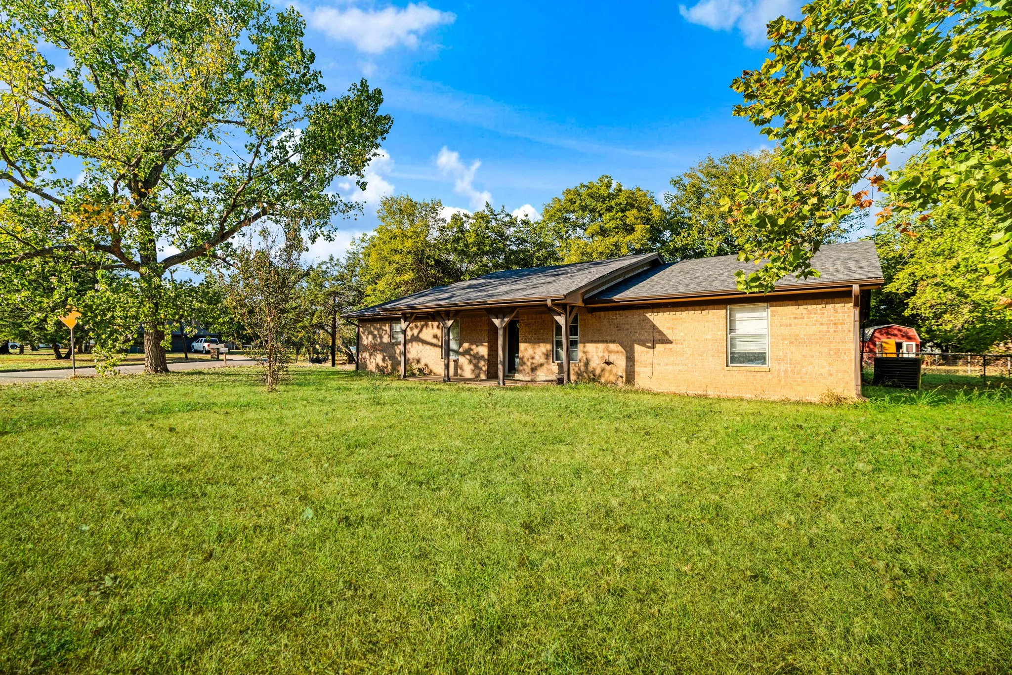 Single Family Residence For Sale in Lamar County , 4025 Jefferson Rd, Paris, Texas 75462, 3 Bedroom, 2 Bathroom, 2 Garage spaces, 1,645 Sqft, built in 1970, mls#21391215, Real Estate Agent in Paris, Homes For Sale in Lamar county, Homes For Sale in Paris, Realtor in Paris Texas, Real Estate Brokerage Independent Realty Texas, Luminita Cordes Realtor