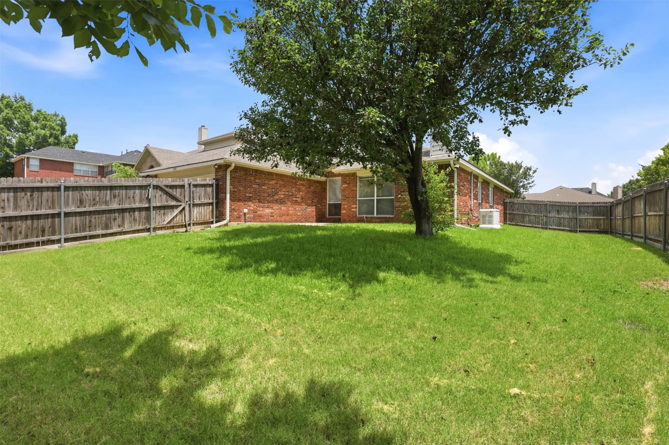Single Family Residence For Sale in Dallas County , 2501 Saddle Horn Drive, Mesquite, Texas 75181, 4 Bedroom, 2 Bathroom, 2 Garage spaces, 2,005 Sqft, built in 2002, mls#21391219, Real Estate Agent in Mesquite, Homes For Sale in Dallas county, Homes For Sale in Mesquite, Realtor in Mesquite Texas, Real Estate Brokerage Independent Realty Texas, Luminita Cordes Realtor