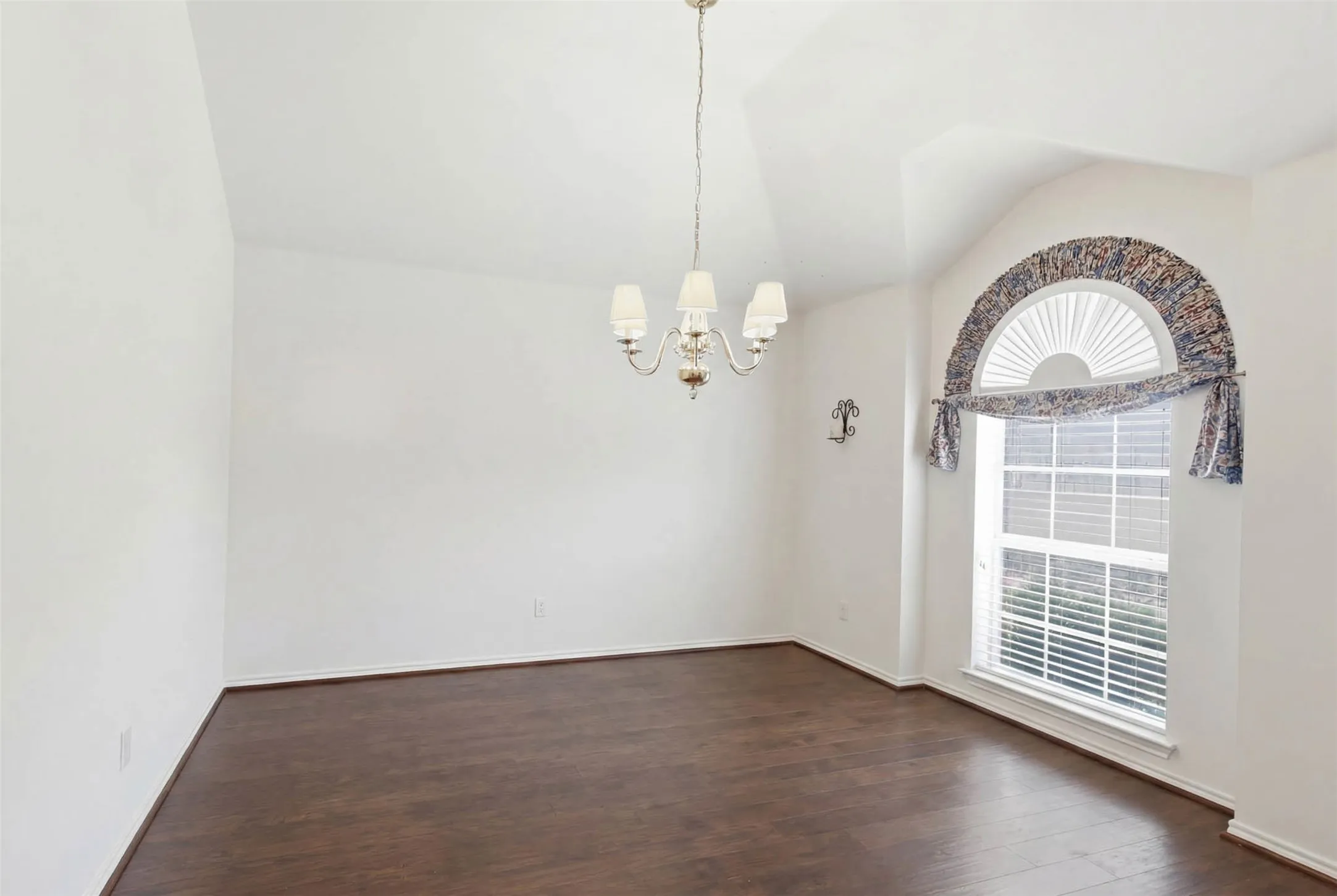 Single Family Residence For Sale in Dallas County , 2501 Saddle Horn Drive, Mesquite, Texas 75181, 4 Bedroom, 2 Bathroom, 2 Garage spaces, 2,005 Sqft, built in 2002, mls#21391219, Real Estate Agent in Mesquite, Homes For Sale in Dallas county, Homes For Sale in Mesquite, Realtor in Mesquite Texas, Real Estate Brokerage Independent Realty Texas, Luminita Cordes Realtor