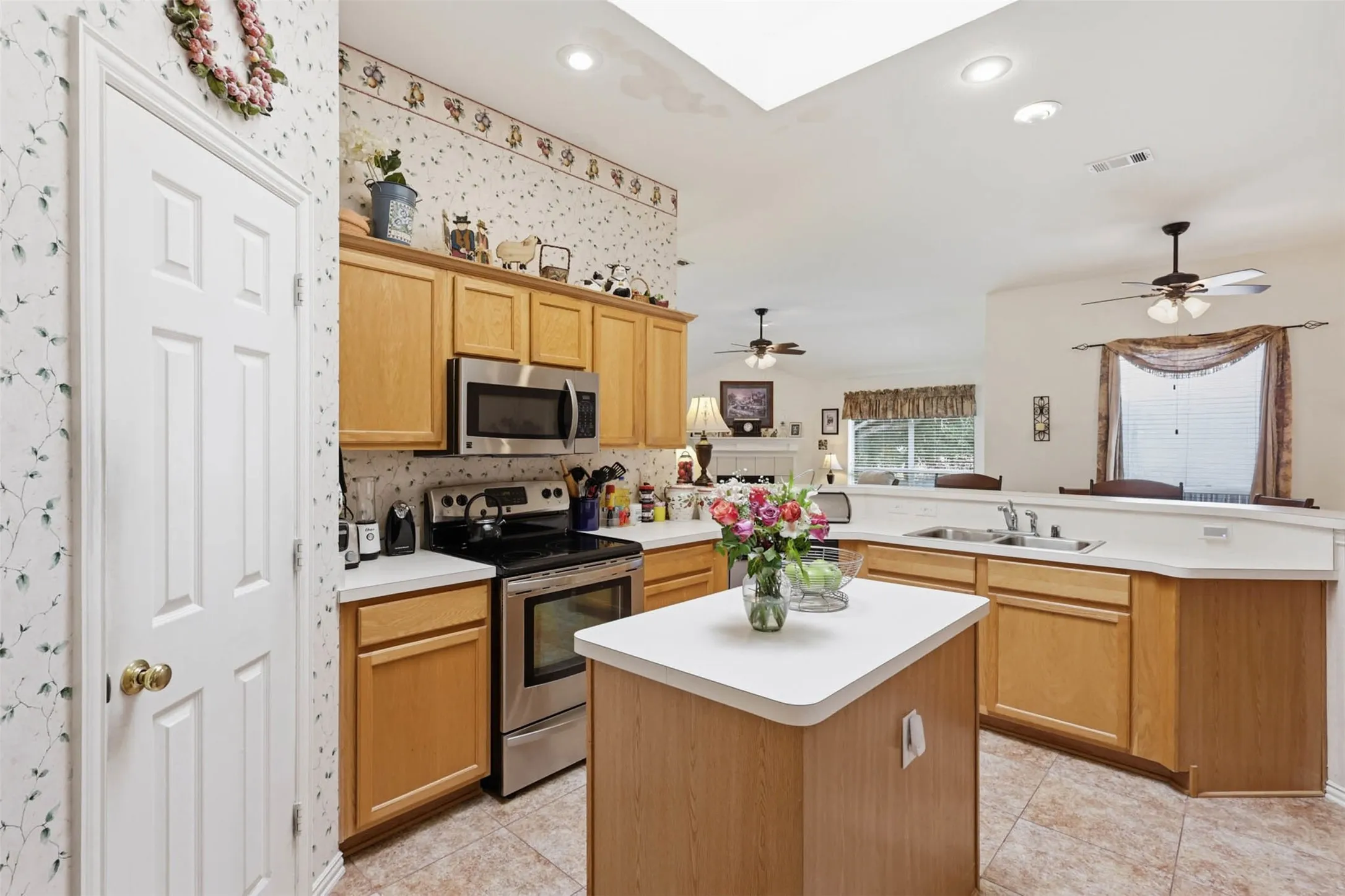Single Family Residence For Sale in Dallas County , 2501 Saddle Horn Drive, Mesquite, Texas 75181, 4 Bedroom, 2 Bathroom, 2 Garage spaces, 2,005 Sqft, built in 2002, mls#21391219, Real Estate Agent in Mesquite, Homes For Sale in Dallas county, Homes For Sale in Mesquite, Realtor in Mesquite Texas, Real Estate Brokerage Independent Realty Texas, Luminita Cordes Realtor