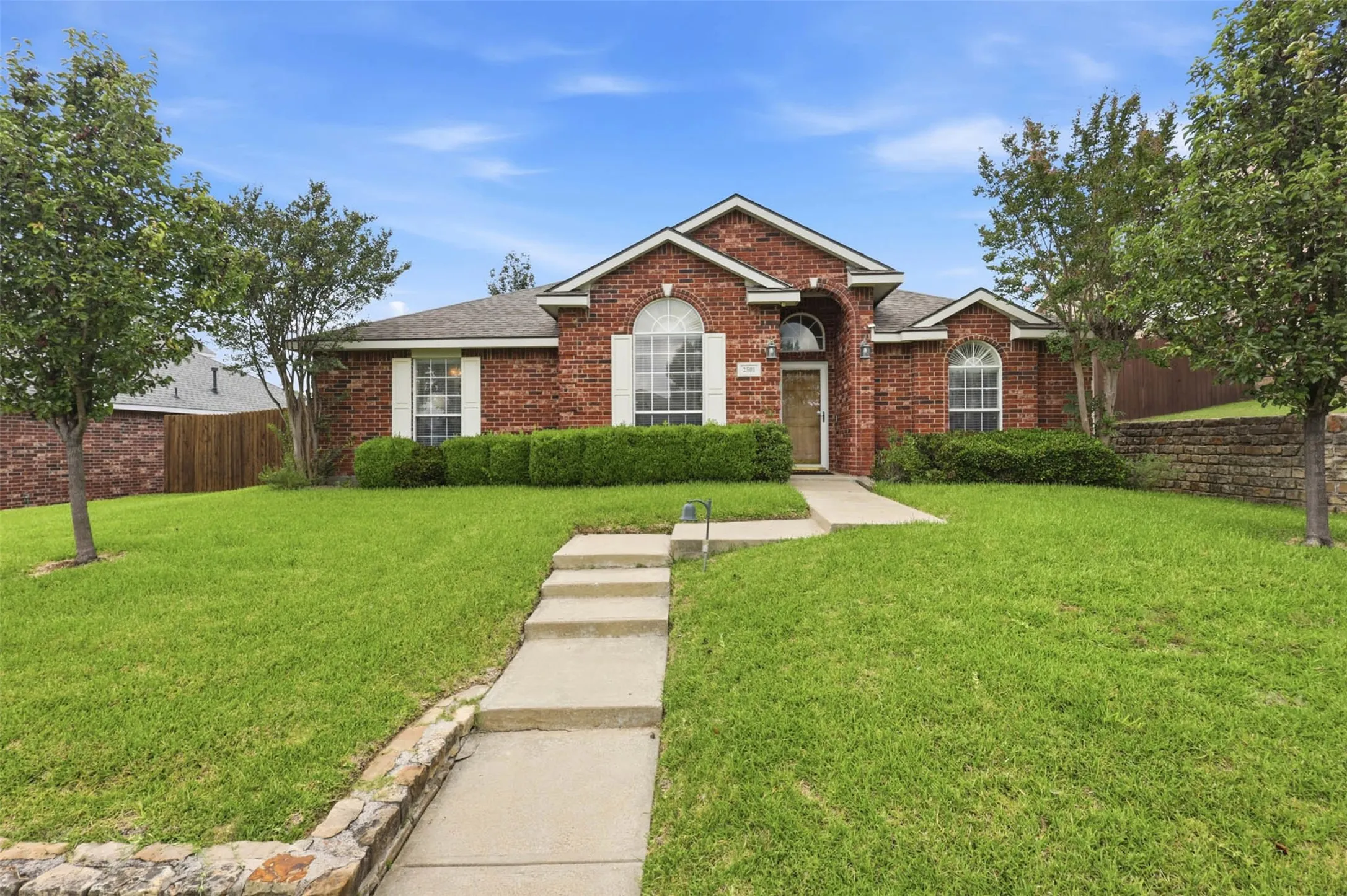Single Family Residence For Sale in Dallas County , 2501 Saddle Horn Drive, Mesquite, Texas 75181, 4 Bedroom, 2 Bathroom, 2 Garage spaces, 2,005 Sqft, built in 2002, mls#21391219, Real Estate Agent in Mesquite, Homes For Sale in Dallas county, Homes For Sale in Mesquite, Realtor in Mesquite Texas, Real Estate Brokerage Independent Realty Texas, Luminita Cordes Realtor