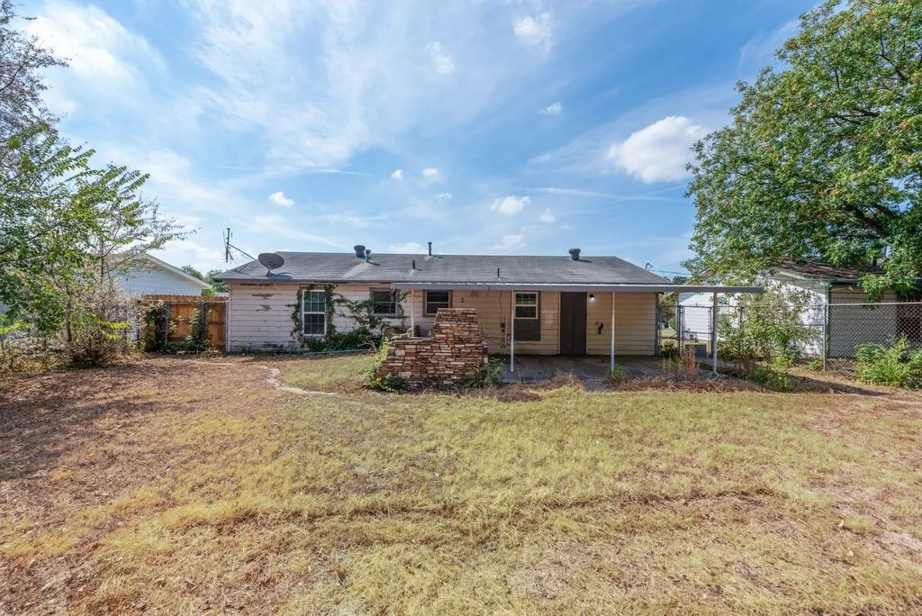 Single Family Residence For Rent in Tarrant County , 1213 De Ridder Avenue, Fort Worth, Texas 76106, 4 Bedroom, 2 Bathroom, Garage spaces, 1,018 Sqft, built in 1959, mls#21386010, Real Estate Agent in Fort Worth, Homes For Rent in Tarrant county, Homes For Rent in Fort Worth, Realtor in Fort Worth Texas, Real Estate Brokerage Independent Realty Texas, Luminita Cordes Realtor