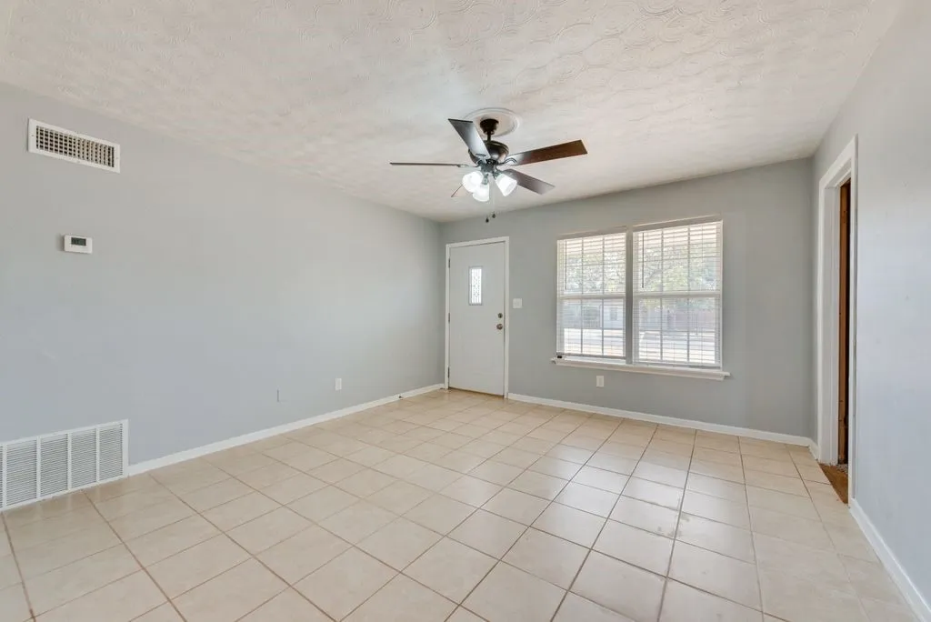 Single Family Residence For Rent in Tarrant County , 1213 De Ridder Avenue, Fort Worth, Texas 76106, 4 Bedroom, 2 Bathroom, Garage spaces, 1,018 Sqft, built in 1959, mls#21386010, Real Estate Agent in Fort Worth, Homes For Rent in Tarrant county, Homes For Rent in Fort Worth, Realtor in Fort Worth Texas, Real Estate Brokerage Independent Realty Texas, Luminita Cordes Realtor