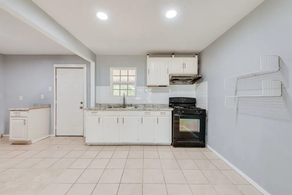 Single Family Residence For Rent in Tarrant County , 1213 De Ridder Avenue, Fort Worth, Texas 76106, 4 Bedroom, 2 Bathroom, Garage spaces, 1,018 Sqft, built in 1959, mls#21386010, Real Estate Agent in Fort Worth, Homes For Rent in Tarrant county, Homes For Rent in Fort Worth, Realtor in Fort Worth Texas, Real Estate Brokerage Independent Realty Texas, Luminita Cordes Realtor