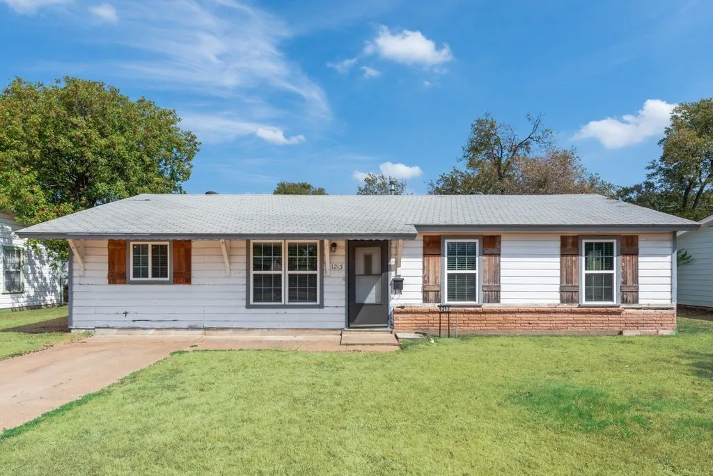 Single Family Residence For Rent in Tarrant County , 1213 De Ridder Avenue, Fort Worth, Texas 76106, 4 Bedroom, 2 Bathroom, Garage spaces, 1,018 Sqft, built in 1959, mls#21386010, Real Estate Agent in Fort Worth, Homes For Rent in Tarrant county, Homes For Rent in Fort Worth, Realtor in Fort Worth Texas, Real Estate Brokerage Independent Realty Texas, Luminita Cordes Realtor