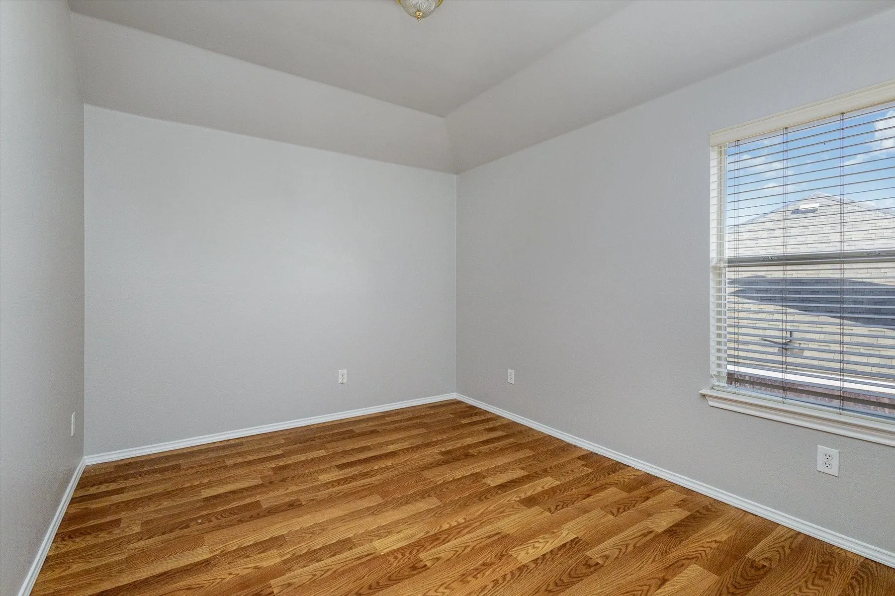 Single Family Residence For Rent in Dallas County , 7920 Glenway Drive, Dallas, Texas 75249, 4 Bedroom, 4 Bathroom, 2 Garage spaces, 2,629 Sqft, built in 2002, mls#21390017, Real Estate Agent in Dallas, Homes For Rent in Dallas county, Homes For Rent in Dallas, Realtor in Dallas Texas, Real Estate Brokerage Independent Realty Texas, Luminita Cordes Realtor
