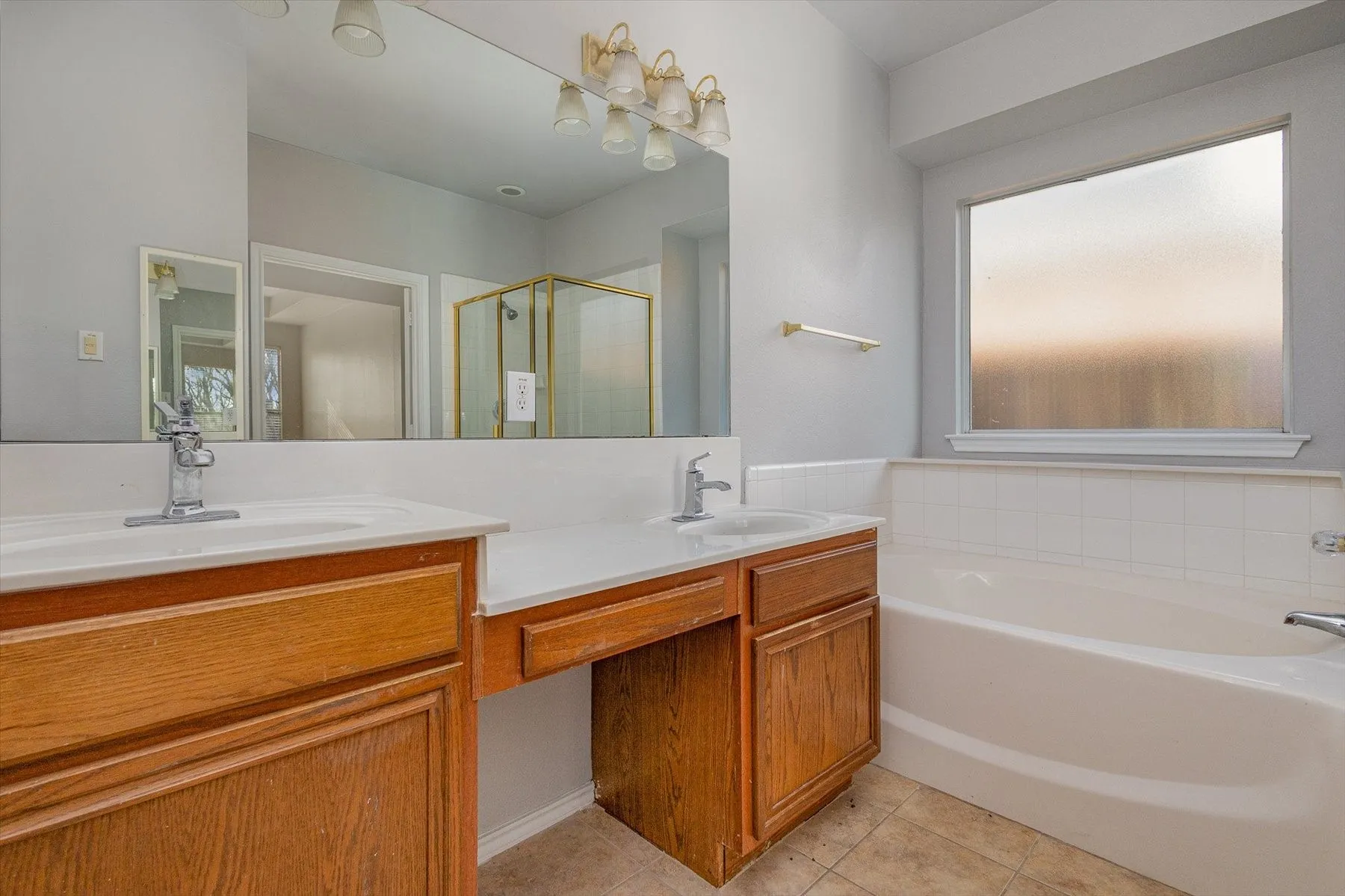 Single Family Residence For Rent in Dallas County , 7920 Glenway Drive, Dallas, Texas 75249, 4 Bedroom, 4 Bathroom, 2 Garage spaces, 2,629 Sqft, built in 2002, mls#21390017, Real Estate Agent in Dallas, Homes For Rent in Dallas county, Homes For Rent in Dallas, Realtor in Dallas Texas, Real Estate Brokerage Independent Realty Texas, Luminita Cordes Realtor
