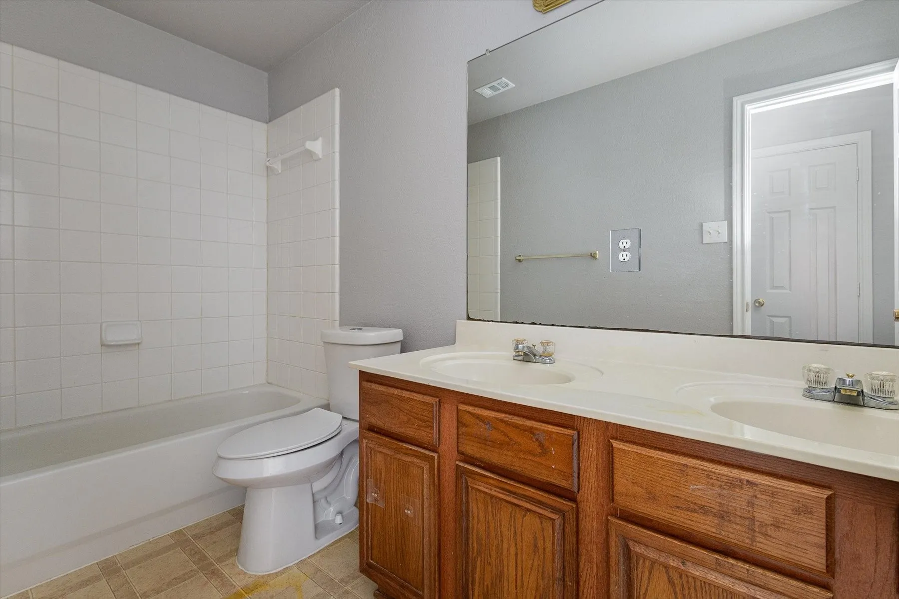 Single Family Residence For Rent in Dallas County , 7920 Glenway Drive, Dallas, Texas 75249, 4 Bedroom, 4 Bathroom, 2 Garage spaces, 2,629 Sqft, built in 2002, mls#21390017, Real Estate Agent in Dallas, Homes For Rent in Dallas county, Homes For Rent in Dallas, Realtor in Dallas Texas, Real Estate Brokerage Independent Realty Texas, Luminita Cordes Realtor