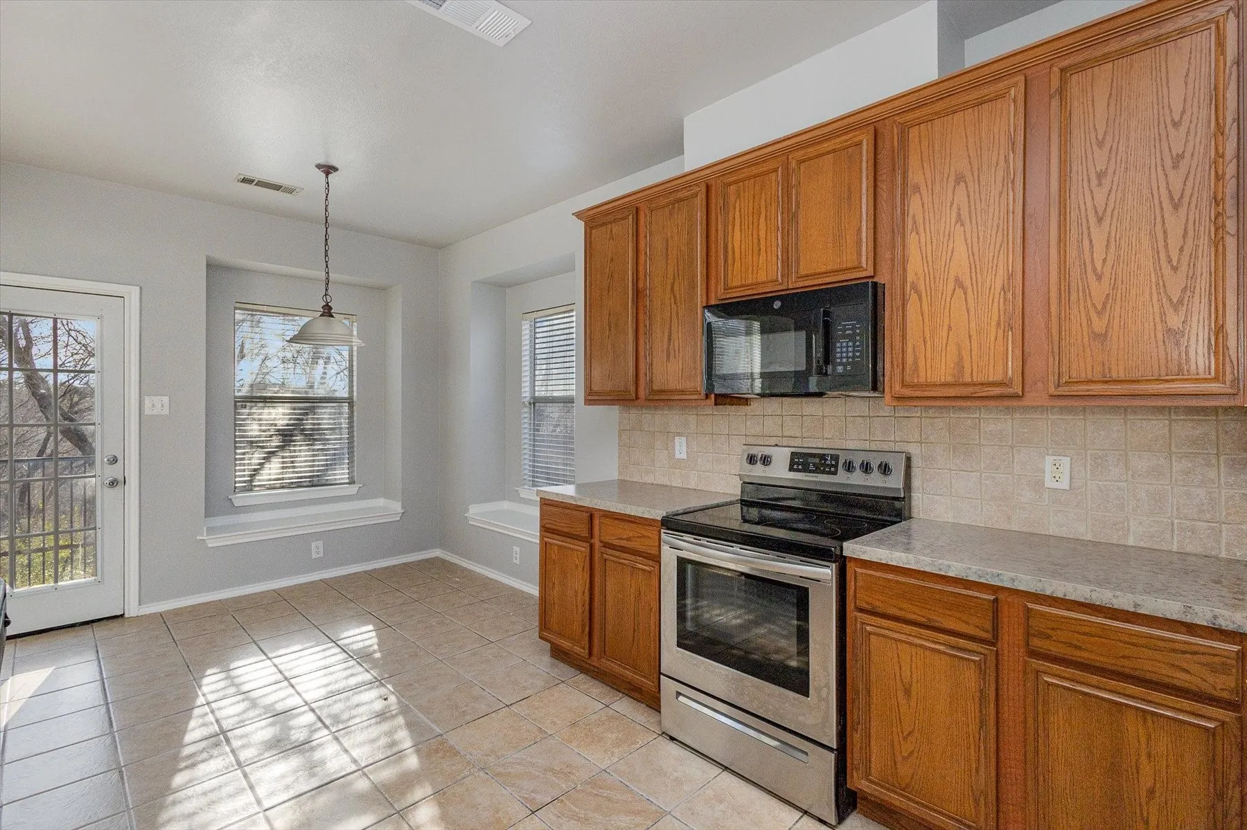 Single Family Residence For Rent in Dallas County , 7920 Glenway Drive, Dallas, Texas 75249, 4 Bedroom, 4 Bathroom, 2 Garage spaces, 2,629 Sqft, built in 2002, mls#21390017, Real Estate Agent in Dallas, Homes For Rent in Dallas county, Homes For Rent in Dallas, Realtor in Dallas Texas, Real Estate Brokerage Independent Realty Texas, Luminita Cordes Realtor