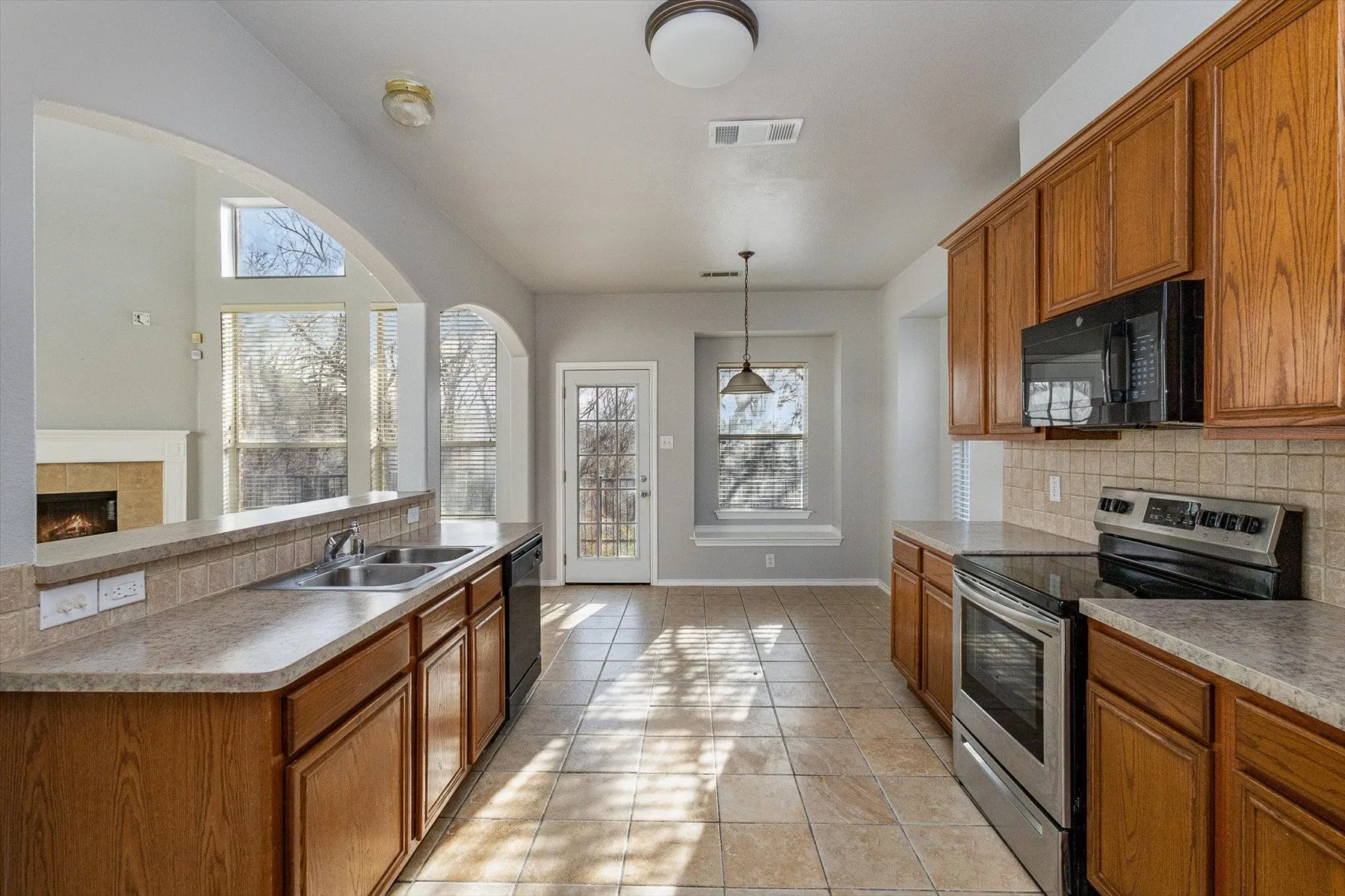Single Family Residence For Rent in Dallas County , 7920 Glenway Drive, Dallas, Texas 75249, 4 Bedroom, 4 Bathroom, 2 Garage spaces, 2,629 Sqft, built in 2002, mls#21390017, Real Estate Agent in Dallas, Homes For Rent in Dallas county, Homes For Rent in Dallas, Realtor in Dallas Texas, Real Estate Brokerage Independent Realty Texas, Luminita Cordes Realtor