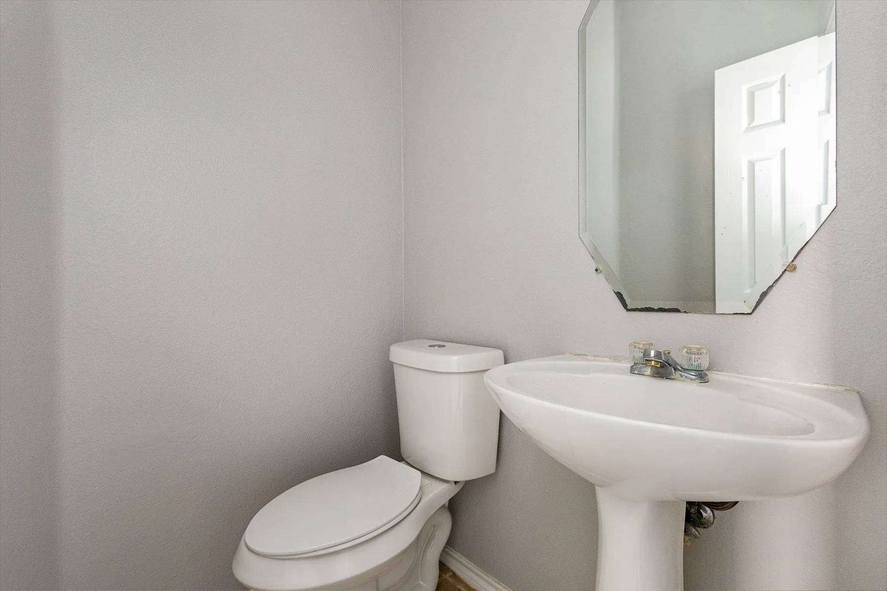 Single Family Residence For Rent in Dallas County , 7920 Glenway Drive, Dallas, Texas 75249, 4 Bedroom, 4 Bathroom, 2 Garage spaces, 2,629 Sqft, built in 2002, mls#21390017, Real Estate Agent in Dallas, Homes For Rent in Dallas county, Homes For Rent in Dallas, Realtor in Dallas Texas, Real Estate Brokerage Independent Realty Texas, Luminita Cordes Realtor