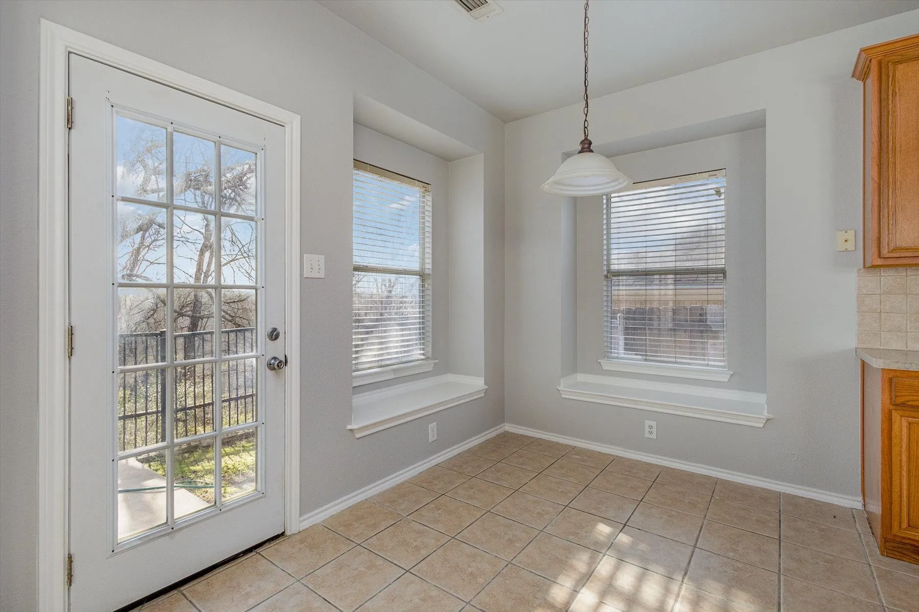 Single Family Residence For Rent in Dallas County , 7920 Glenway Drive, Dallas, Texas 75249, 4 Bedroom, 4 Bathroom, 2 Garage spaces, 2,629 Sqft, built in 2002, mls#21390017, Real Estate Agent in Dallas, Homes For Rent in Dallas county, Homes For Rent in Dallas, Realtor in Dallas Texas, Real Estate Brokerage Independent Realty Texas, Luminita Cordes Realtor