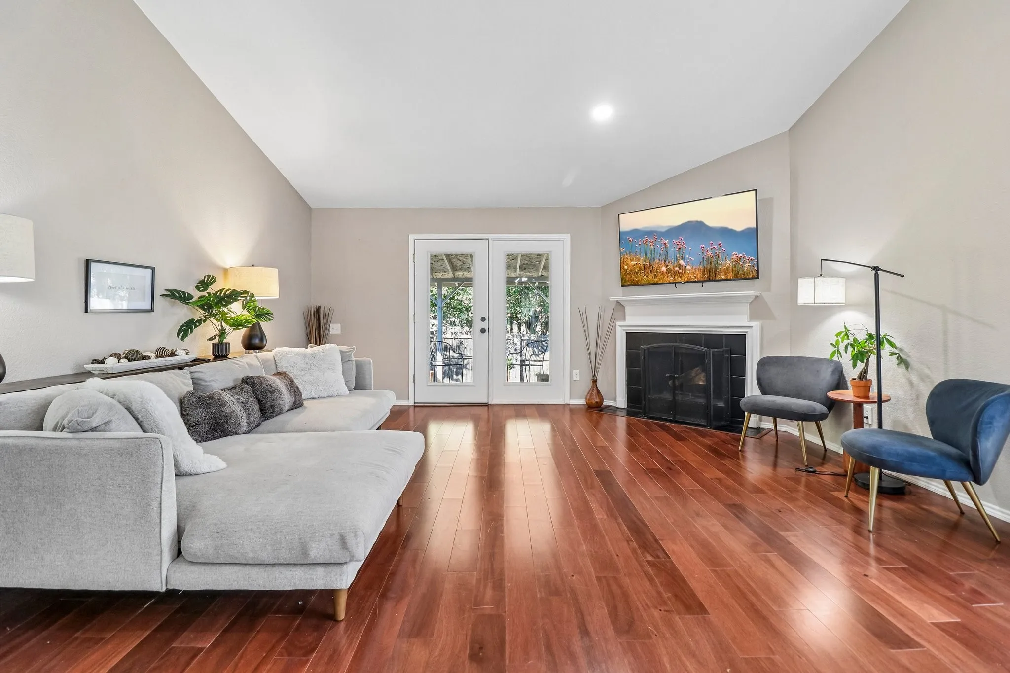 Single Family Residence For Sale in Tarrant County , 7721 Waxwing Circle W, Fort Worth, Texas 76137, 3 Bedroom, 2 Bathroom, 2 Garage spaces, 1,272 Sqft, built in 1987, mls#21382248, Real Estate Agent in Fort Worth, Homes For Sale in Tarrant county, Homes For Sale in Fort Worth, Realtor in Fort Worth Texas, Real Estate Brokerage Independent Realty Texas, Luminita Cordes Realtor