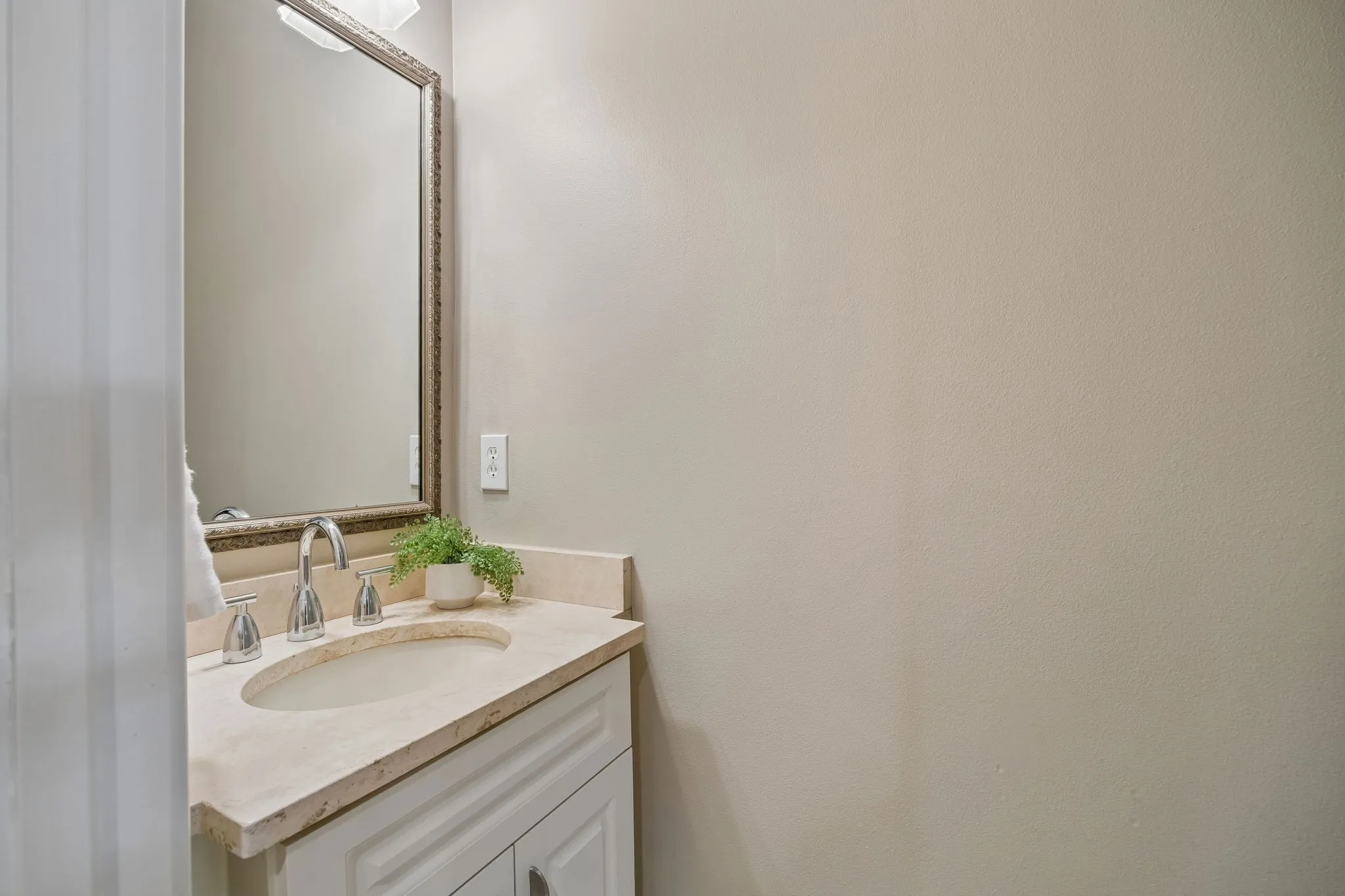 Townhouse For Sale in Dallas County , 2606 Shelby Avenue 102, Dallas, Texas 75219, 2 Bedroom, 3 Bathroom, 2 Garage spaces, 2,370 Sqft, built in 2005, mls#21391197, Real Estate Agent in Dallas, Homes For Sale in Dallas county, Homes For Sale in Dallas, Realtor in Dallas Texas, Real Estate Brokerage Independent Realty Texas, Luminita Cordes Realtor