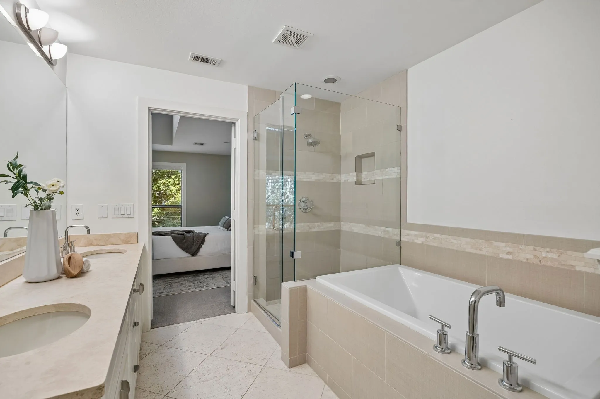 Townhouse For Sale in Dallas County , 2606 Shelby Avenue 102, Dallas, Texas 75219, 2 Bedroom, 3 Bathroom, 2 Garage spaces, 2,370 Sqft, built in 2005, mls#21391197, Real Estate Agent in Dallas, Homes For Sale in Dallas county, Homes For Sale in Dallas, Realtor in Dallas Texas, Real Estate Brokerage Independent Realty Texas, Luminita Cordes Realtor