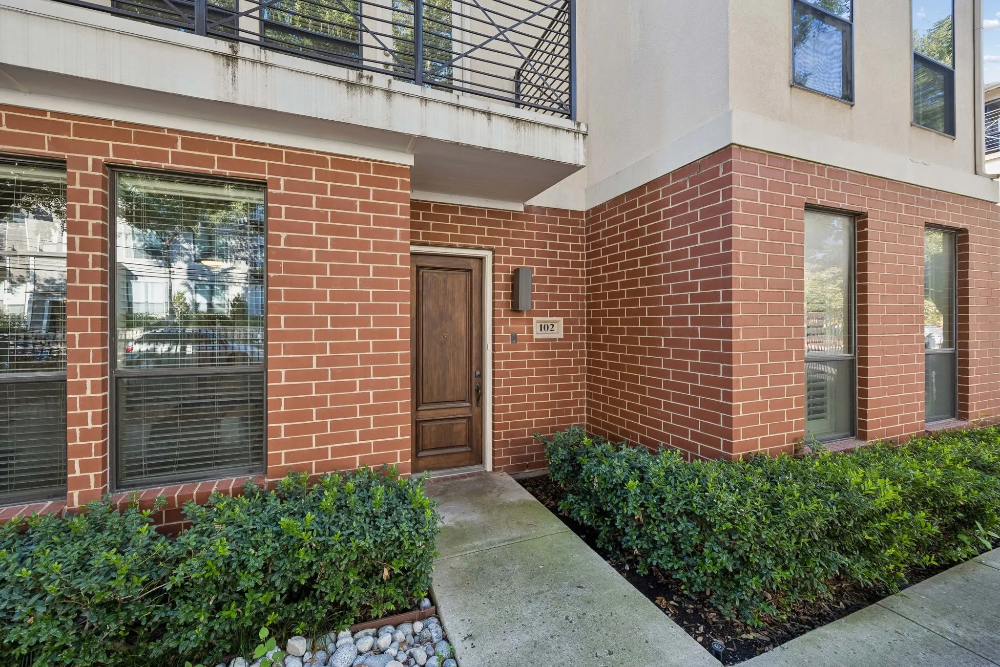 Townhouse For Sale in Dallas County , 2606 Shelby Avenue 102, Dallas, Texas 75219, 2 Bedroom, 3 Bathroom, 2 Garage spaces, 2,370 Sqft, built in 2005, mls#21391197, Real Estate Agent in Dallas, Homes For Sale in Dallas county, Homes For Sale in Dallas, Realtor in Dallas Texas, Real Estate Brokerage Independent Realty Texas, Luminita Cordes Realtor