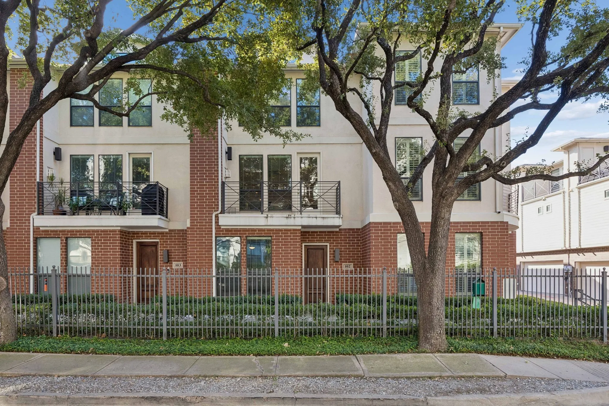 Townhouse For Sale in Dallas County , 2606 Shelby Avenue 102, Dallas, Texas 75219, 2 Bedroom, 3 Bathroom, 2 Garage spaces, 2,370 Sqft, built in 2005, mls#21391197, Real Estate Agent in Dallas, Homes For Sale in Dallas county, Homes For Sale in Dallas, Realtor in Dallas Texas, Real Estate Brokerage Independent Realty Texas, Luminita Cordes Realtor