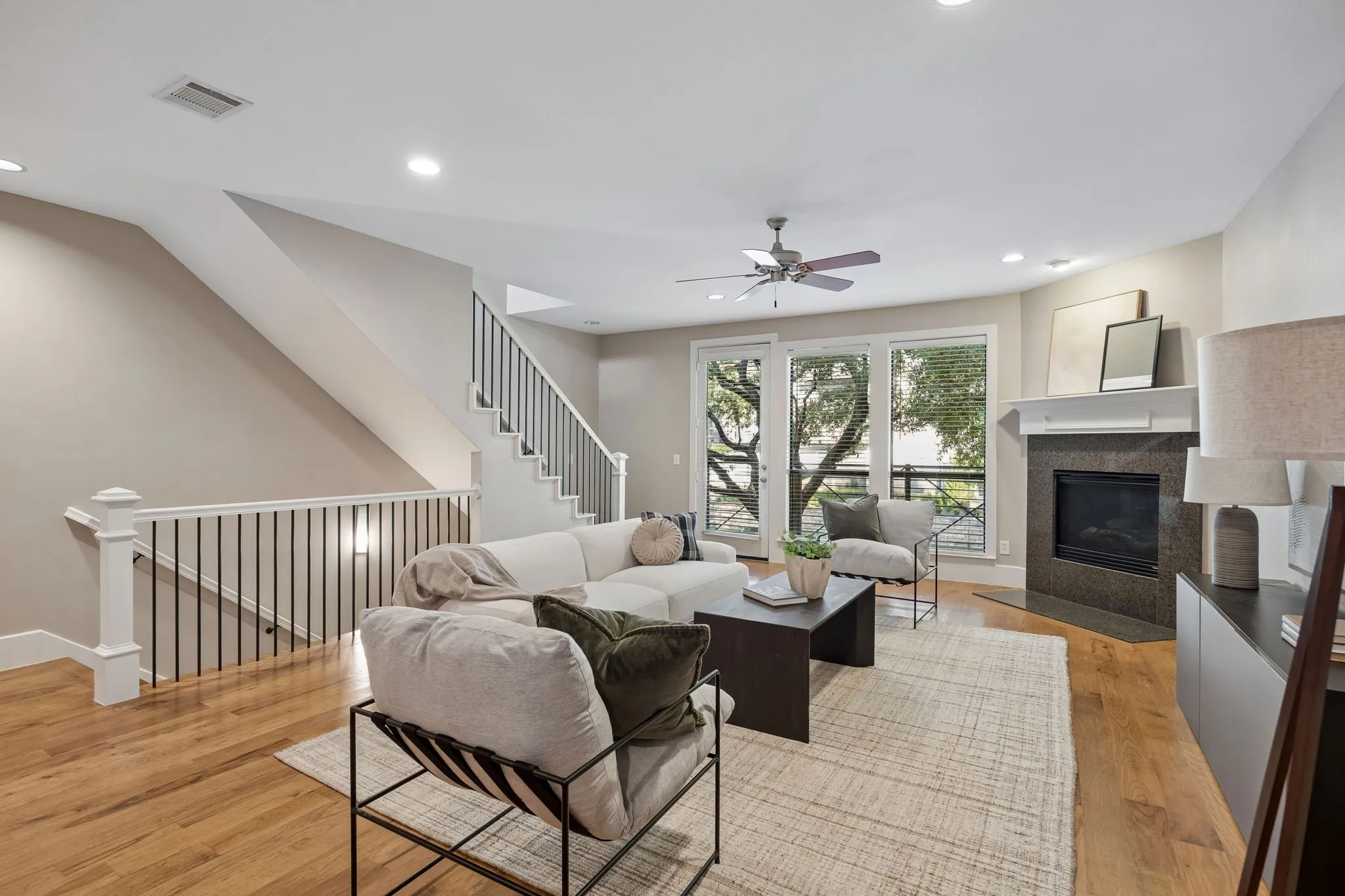 Townhouse For Sale in Dallas County , 2606 Shelby Avenue 102, Dallas, Texas 75219, 2 Bedroom, 3 Bathroom, 2 Garage spaces, 2,370 Sqft, built in 2005, mls#21391197, Real Estate Agent in Dallas, Homes For Sale in Dallas county, Homes For Sale in Dallas, Realtor in Dallas Texas, Real Estate Brokerage Independent Realty Texas, Luminita Cordes Realtor