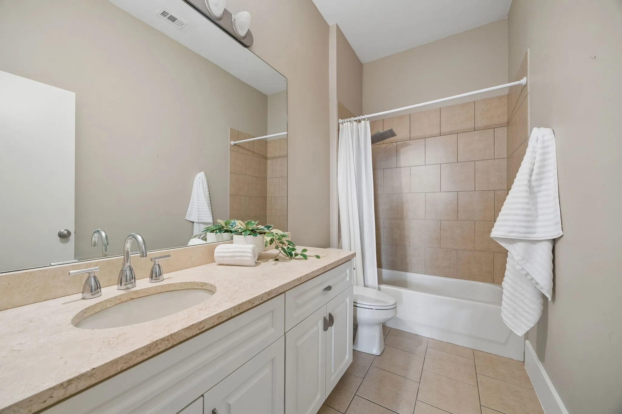 Townhouse For Sale in Dallas County , 2606 Shelby Avenue 102, Dallas, Texas 75219, 2 Bedroom, 3 Bathroom, 2 Garage spaces, 2,370 Sqft, built in 2005, mls#21391197, Real Estate Agent in Dallas, Homes For Sale in Dallas county, Homes For Sale in Dallas, Realtor in Dallas Texas, Real Estate Brokerage Independent Realty Texas, Luminita Cordes Realtor