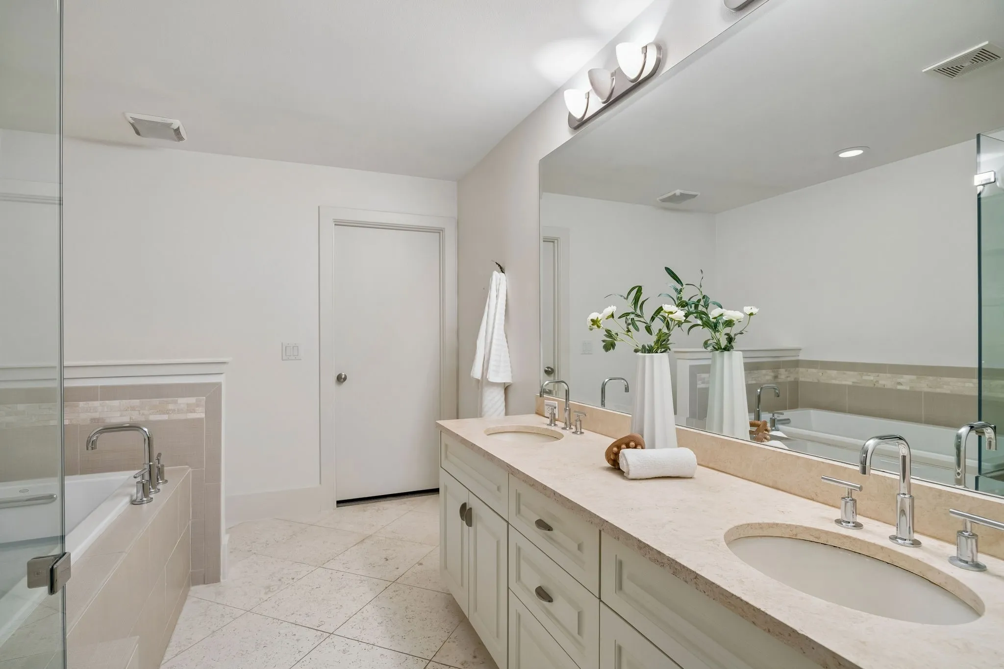 Townhouse For Sale in Dallas County , 2606 Shelby Avenue 102, Dallas, Texas 75219, 2 Bedroom, 3 Bathroom, 2 Garage spaces, 2,370 Sqft, built in 2005, mls#21391197, Real Estate Agent in Dallas, Homes For Sale in Dallas county, Homes For Sale in Dallas, Realtor in Dallas Texas, Real Estate Brokerage Independent Realty Texas, Luminita Cordes Realtor
