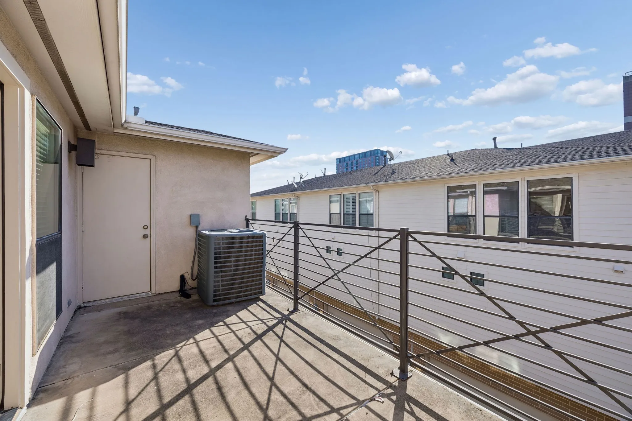 Townhouse For Sale in Dallas County , 2606 Shelby Avenue 102, Dallas, Texas 75219, 2 Bedroom, 3 Bathroom, 2 Garage spaces, 2,370 Sqft, built in 2005, mls#21391197, Real Estate Agent in Dallas, Homes For Sale in Dallas county, Homes For Sale in Dallas, Realtor in Dallas Texas, Real Estate Brokerage Independent Realty Texas, Luminita Cordes Realtor
