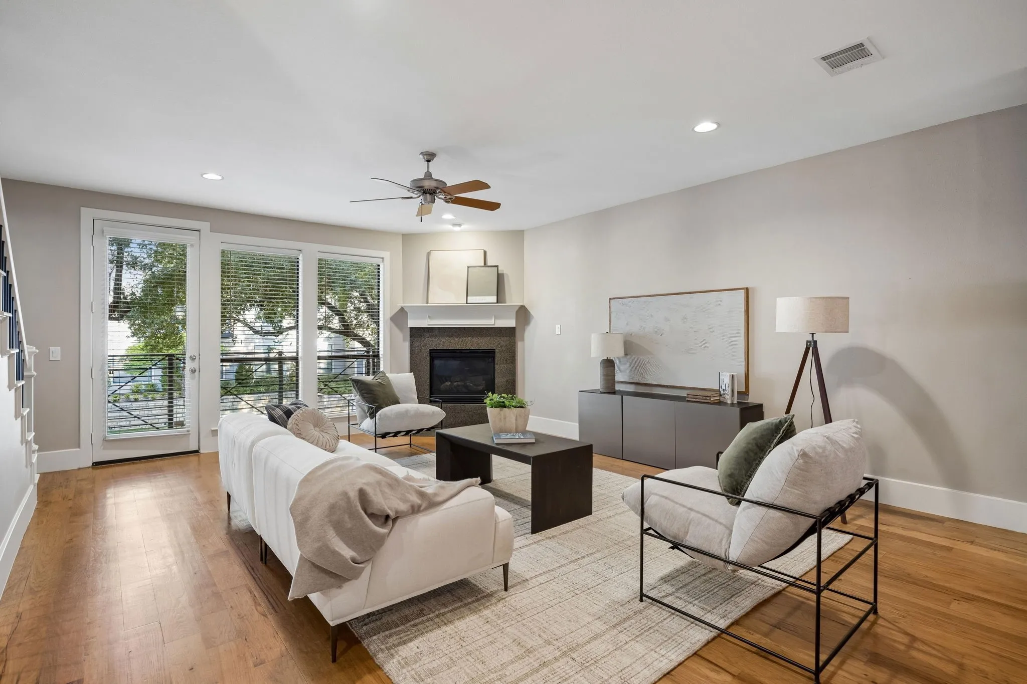 Townhouse For Sale in Dallas County , 2606 Shelby Avenue 102, Dallas, Texas 75219, 2 Bedroom, 3 Bathroom, 2 Garage spaces, 2,370 Sqft, built in 2005, mls#21391197, Real Estate Agent in Dallas, Homes For Sale in Dallas county, Homes For Sale in Dallas, Realtor in Dallas Texas, Real Estate Brokerage Independent Realty Texas, Luminita Cordes Realtor