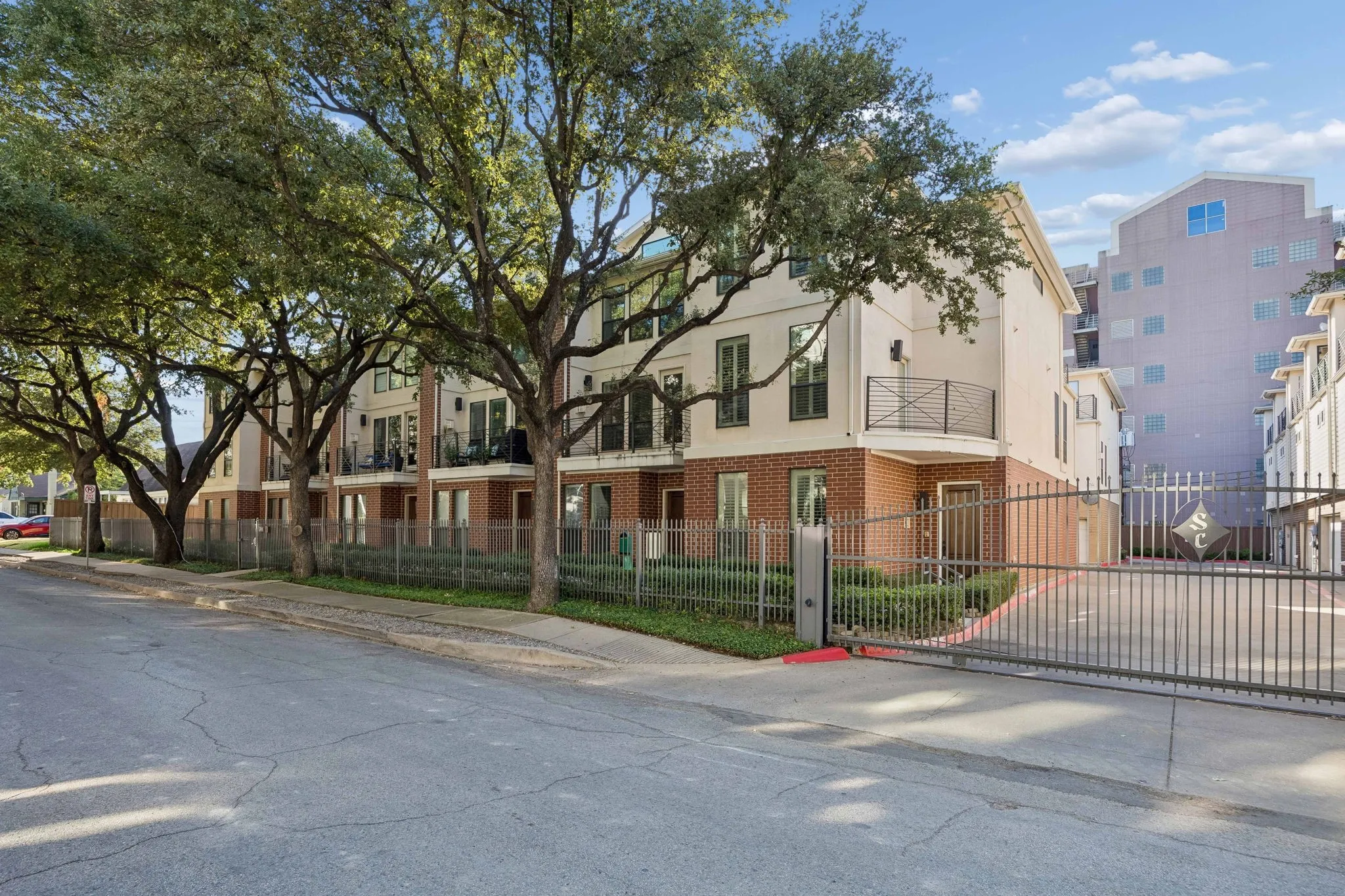 Townhouse For Sale in Dallas County , 2606 Shelby Avenue 102, Dallas, Texas 75219, 2 Bedroom, 3 Bathroom, 2 Garage spaces, 2,370 Sqft, built in 2005, mls#21391197, Real Estate Agent in Dallas, Homes For Sale in Dallas county, Homes For Sale in Dallas, Realtor in Dallas Texas, Real Estate Brokerage Independent Realty Texas, Luminita Cordes Realtor