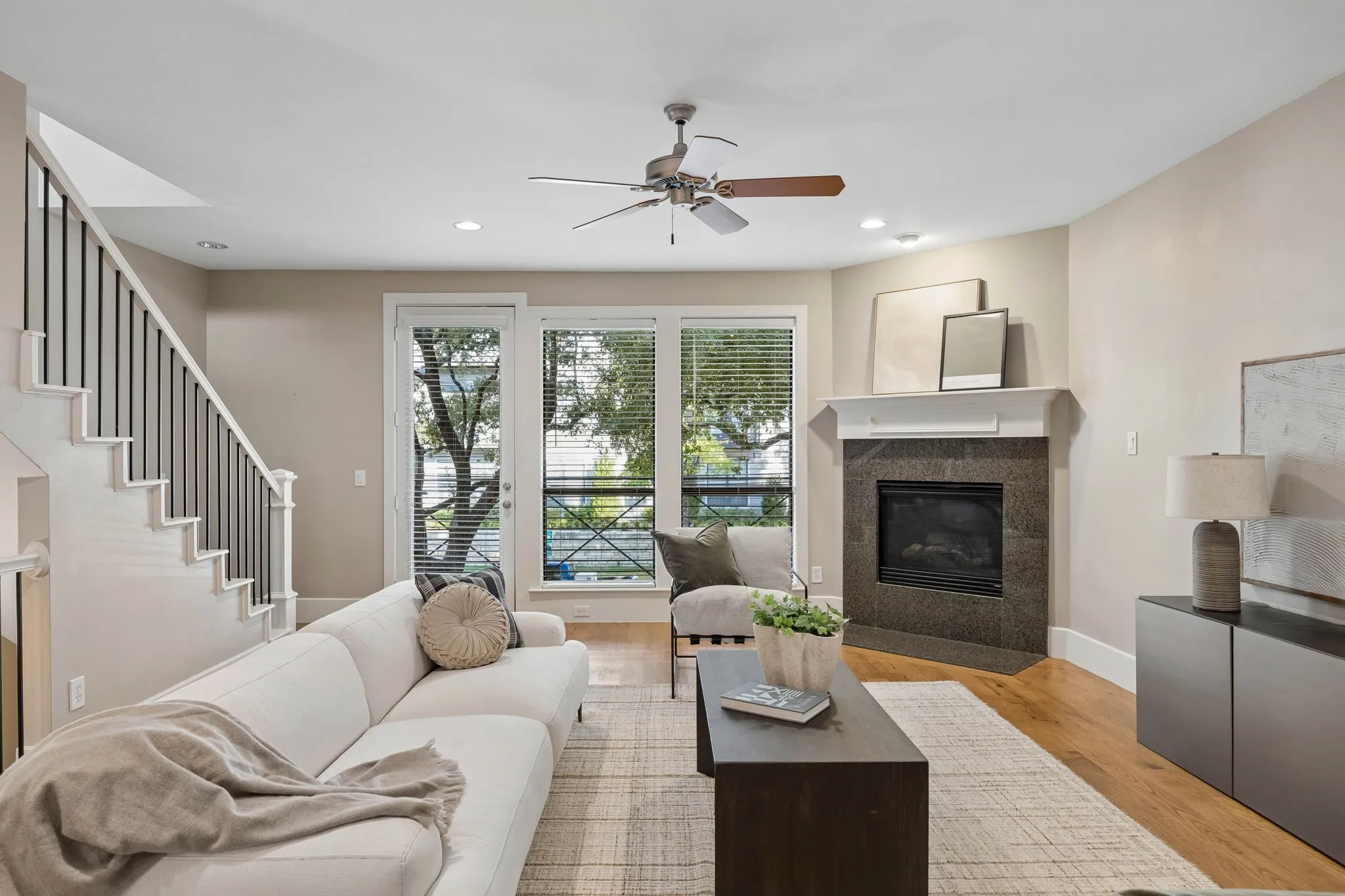 Townhouse For Sale in Dallas County , 2606 Shelby Avenue 102, Dallas, Texas 75219, 2 Bedroom, 3 Bathroom, 2 Garage spaces, 2,370 Sqft, built in 2005, mls#21391197, Real Estate Agent in Dallas, Homes For Sale in Dallas county, Homes For Sale in Dallas, Realtor in Dallas Texas, Real Estate Brokerage Independent Realty Texas, Luminita Cordes Realtor